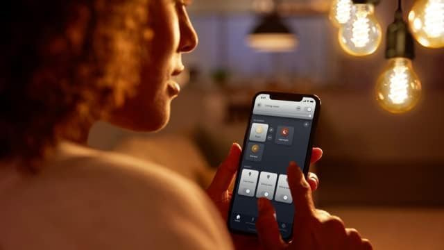 Philips Hue White E27 Filament Large Globe Lamp, G125 550lm, warm white light, dimmable, controllable via app, compatible with Amazon Alexa (Echo, Echo Dot), pack of 1 - 929003052101