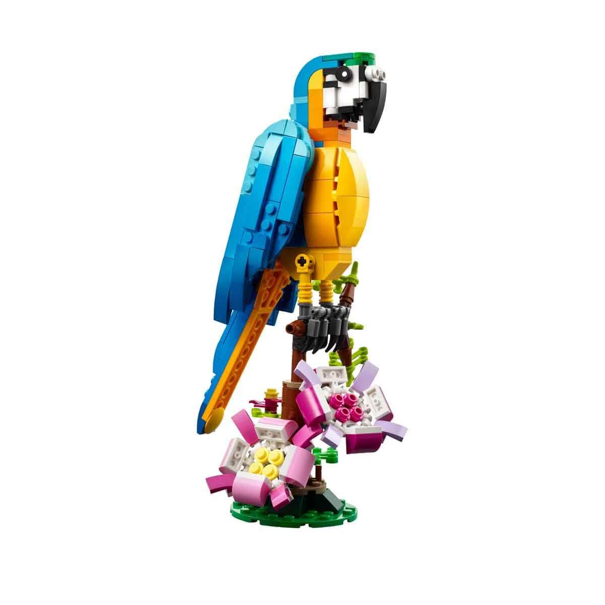 LEGO Creator 3in1 Exotic Parrot - Construction toy with THREE animal figures - Toy with parrot, fish and frog minifigures - Creative gift for girls and boys aged 7 and up 31136