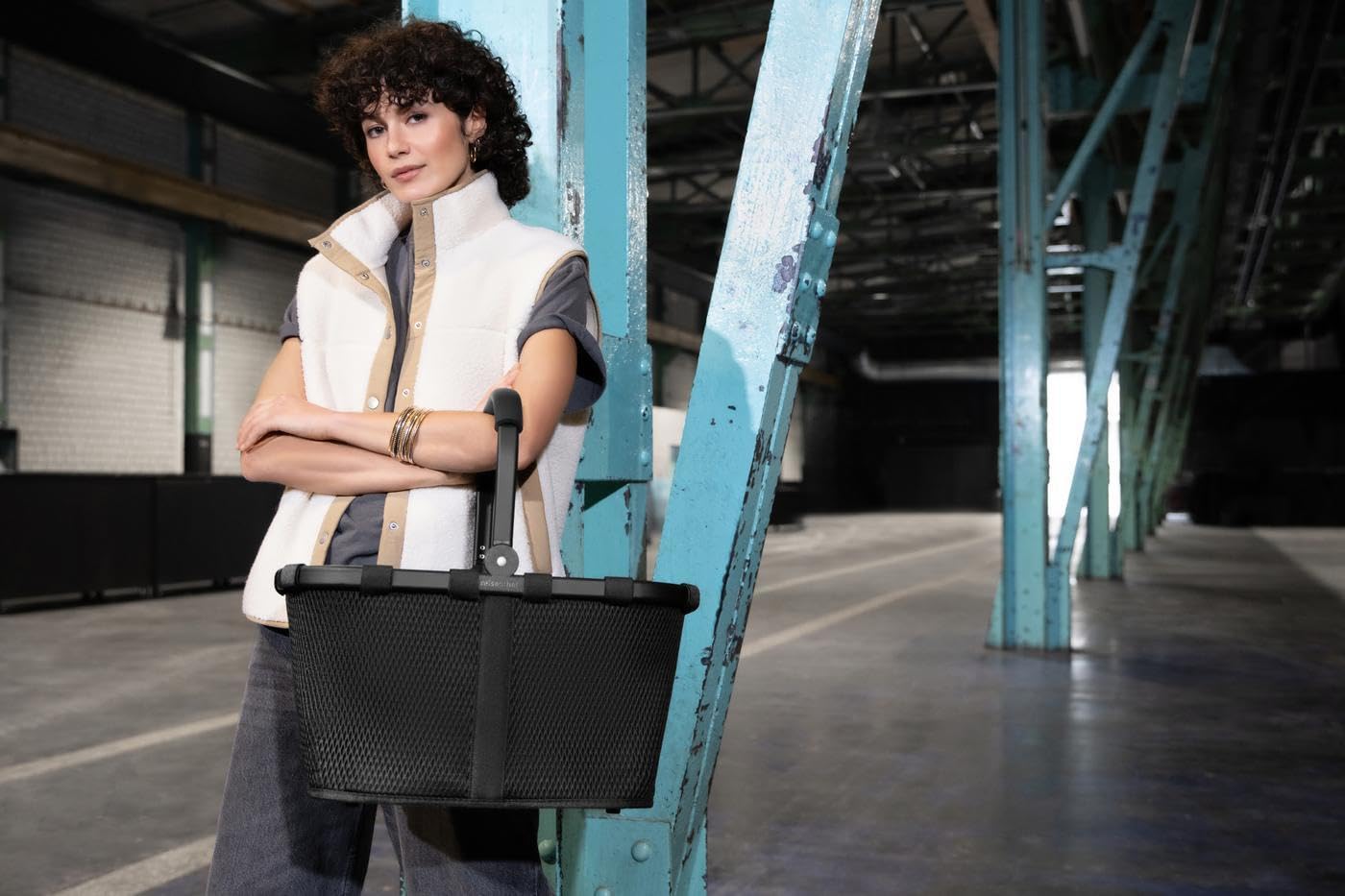 Reisenthel carrybag frame mesh black – Sturdy shopping basket with lots of storage space and practical inner pocket – Elegant and water-repellent design - BK7082