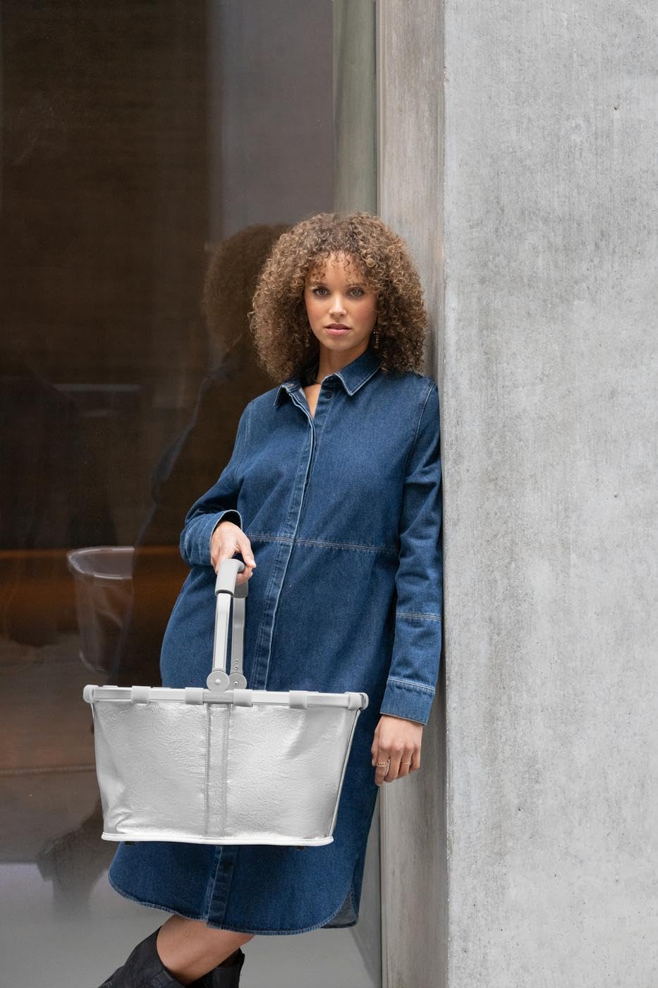 reisenthel carrybag silver crackle – Stable shopping basket with lots of storage space and practical inner pocket – Elegant and water-repellent design - BK7088