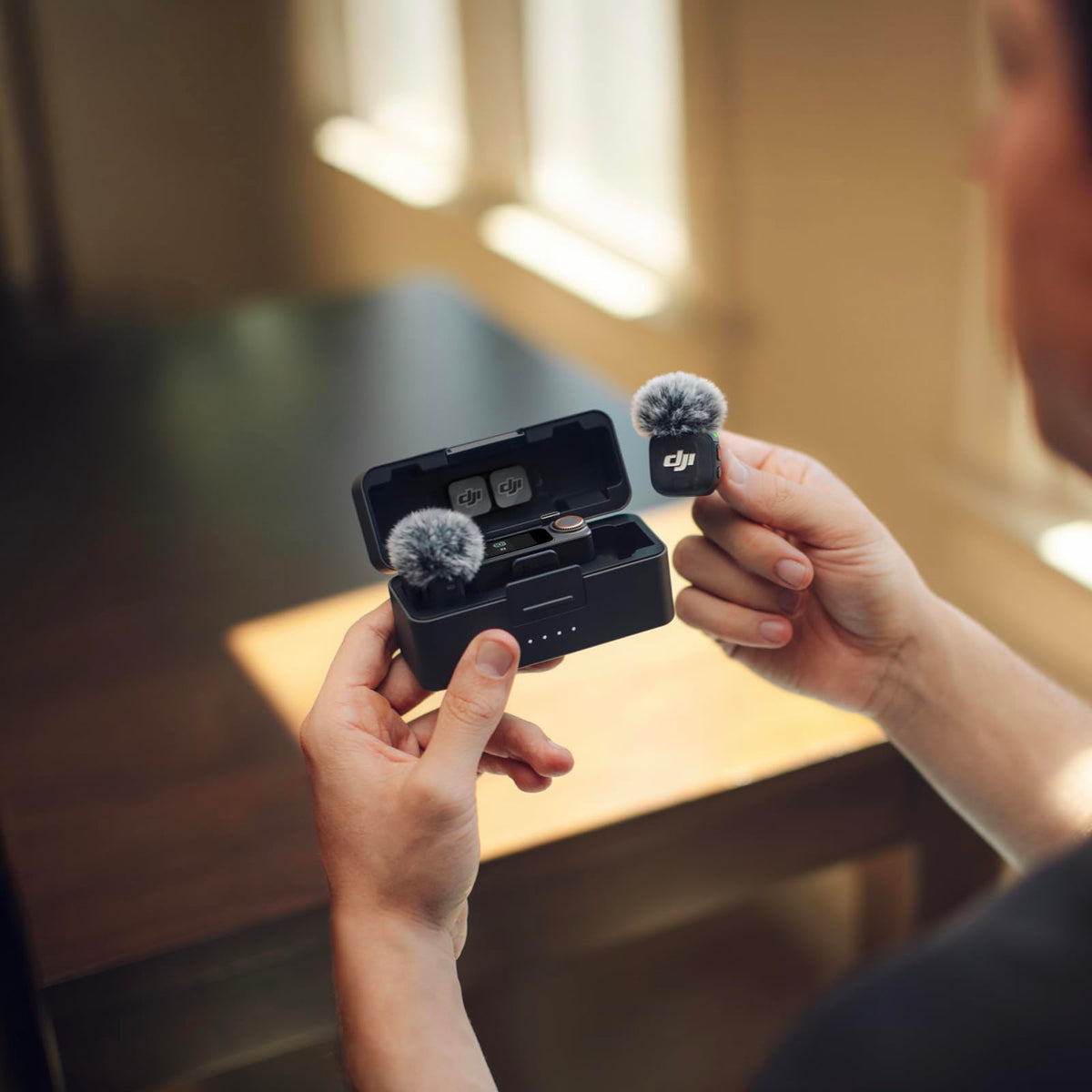 DJI Mic 3 (2 Transmitere + 1 Recepționer + Stație de încărcare), microfon wireless pentru iPhone/Cameră/Android, ultraușor, control adaptiv al câștigului pentru volum echilibrat, 28 de ore de utilizare, Vlog - 6937224171282