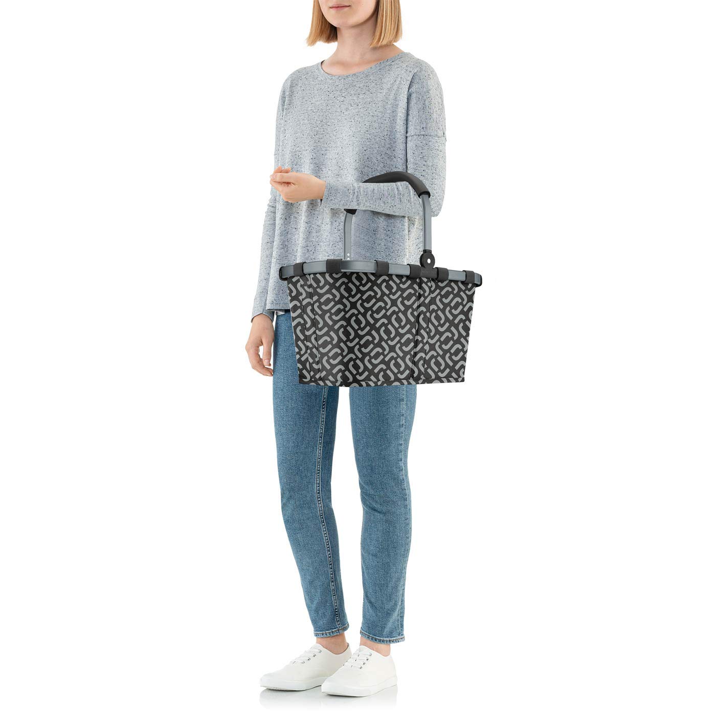 reisenthel carrybag in signature black – sturdy shopping basket with lots of storage space and practical inner pocket – elegant and water-repellent design - BK7054