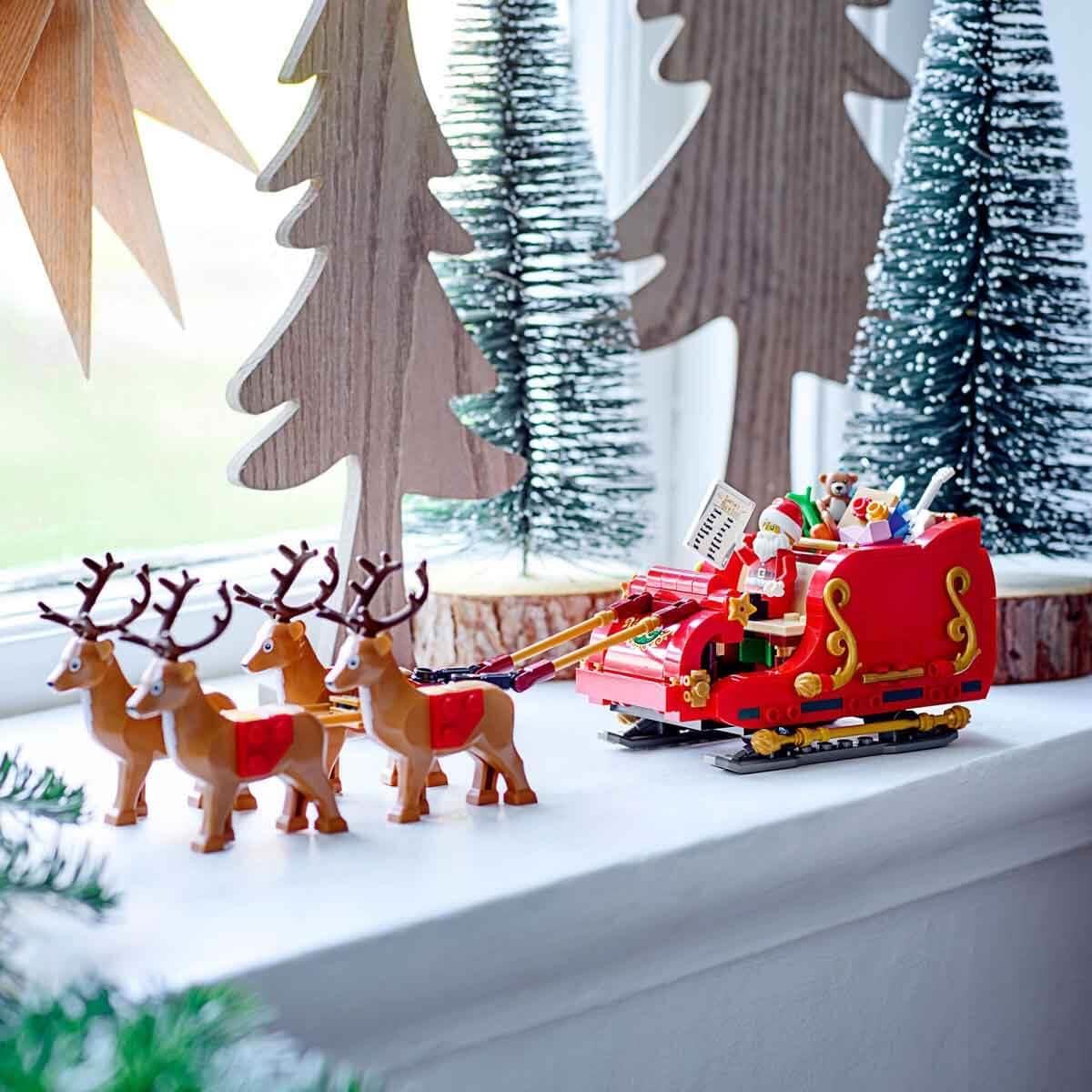 LEGO Santa's Sleigh - Toy for children aged 9 and up with minifigure, reindeer, guitar, teddy bear and skis - Christmas gift for boys and girls - 40499