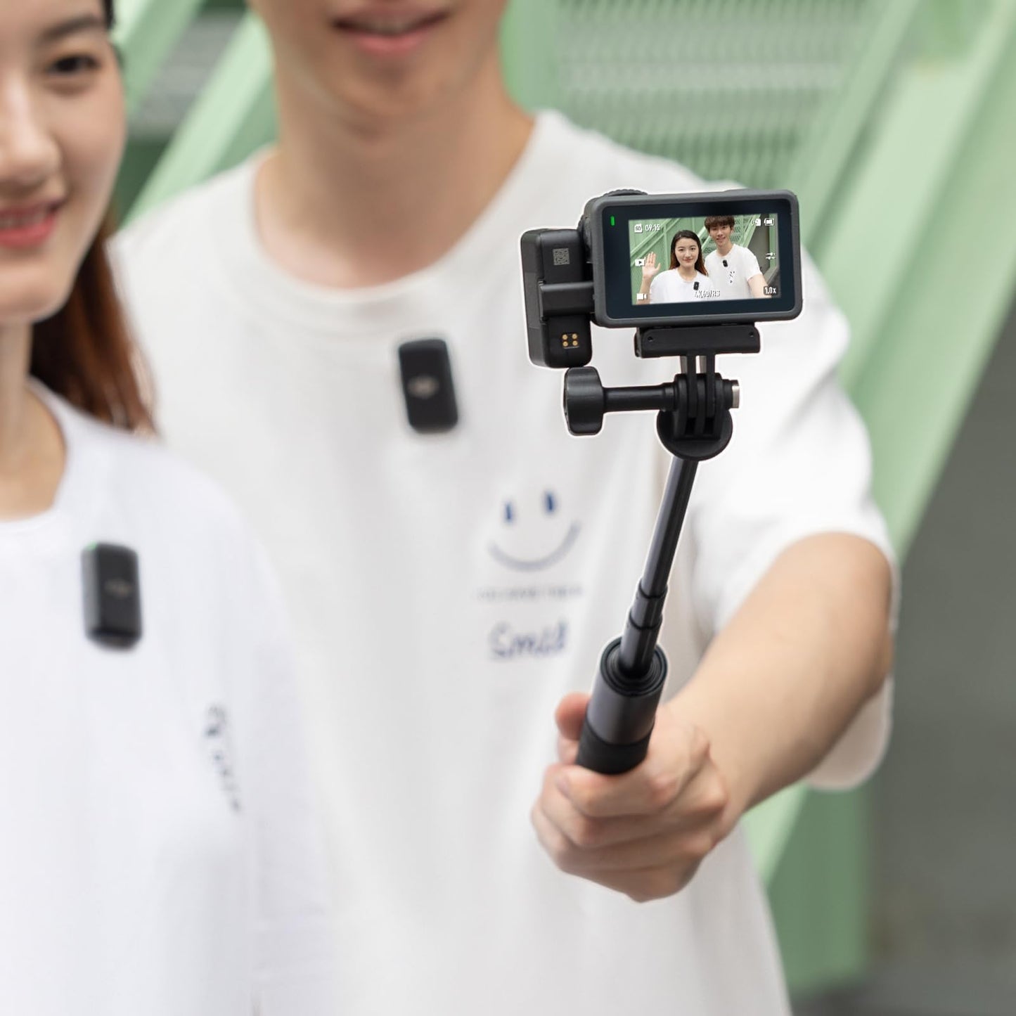 DJI Osmo Action 4 + Microphone (2 transmitters + 1 receiver + charging cradle) - Vlogging camera with a 1/1.3 inch sensor, 360° HorizonSteady, microphone with clear sound profile, wind protection, suitable for travel and sports