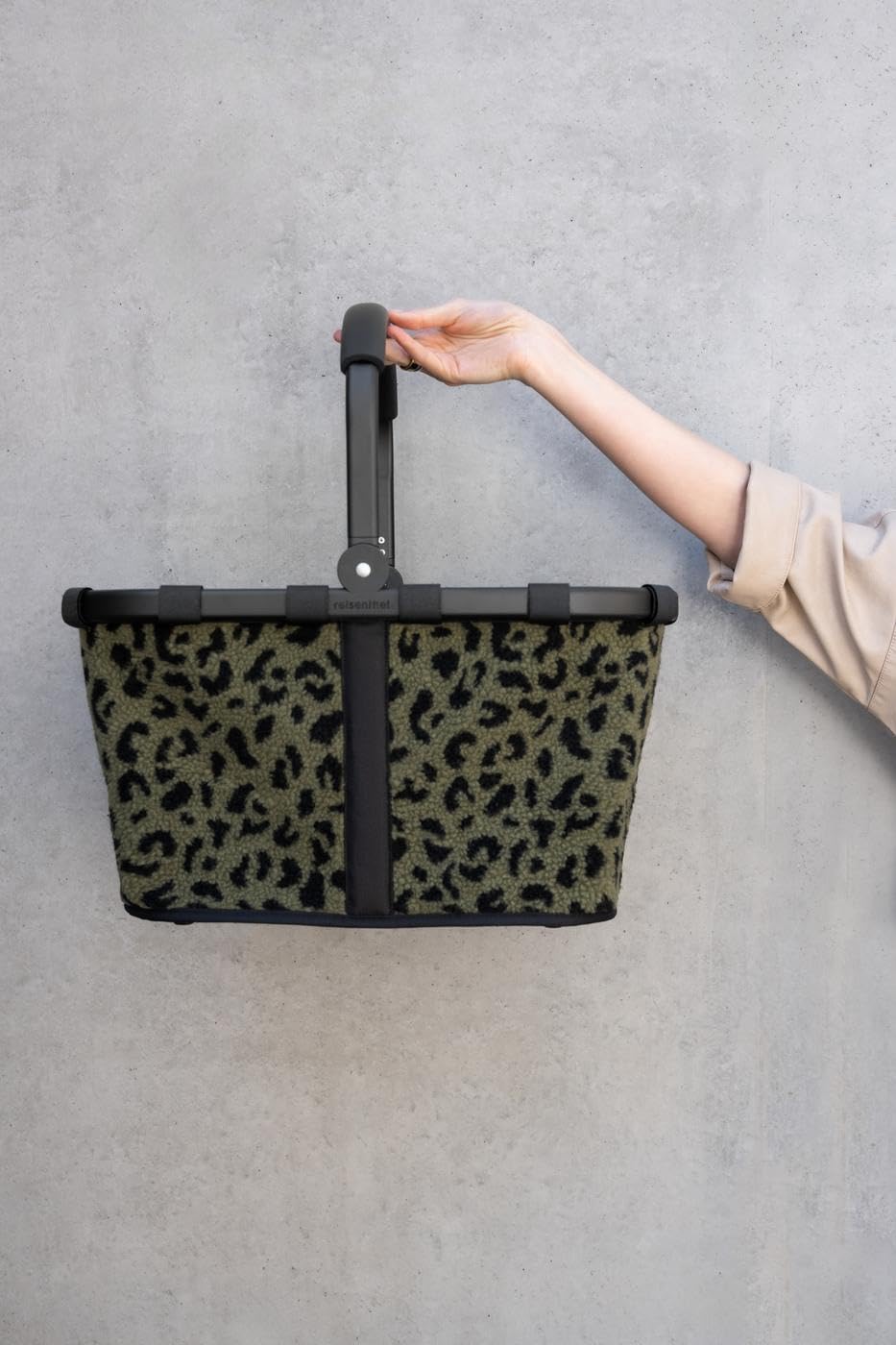 reisenthel carrybag teddy leo olive – Stable shopping basket with lots of storage space and practical inner pocket – Elegant and water-repellent design - BK5055