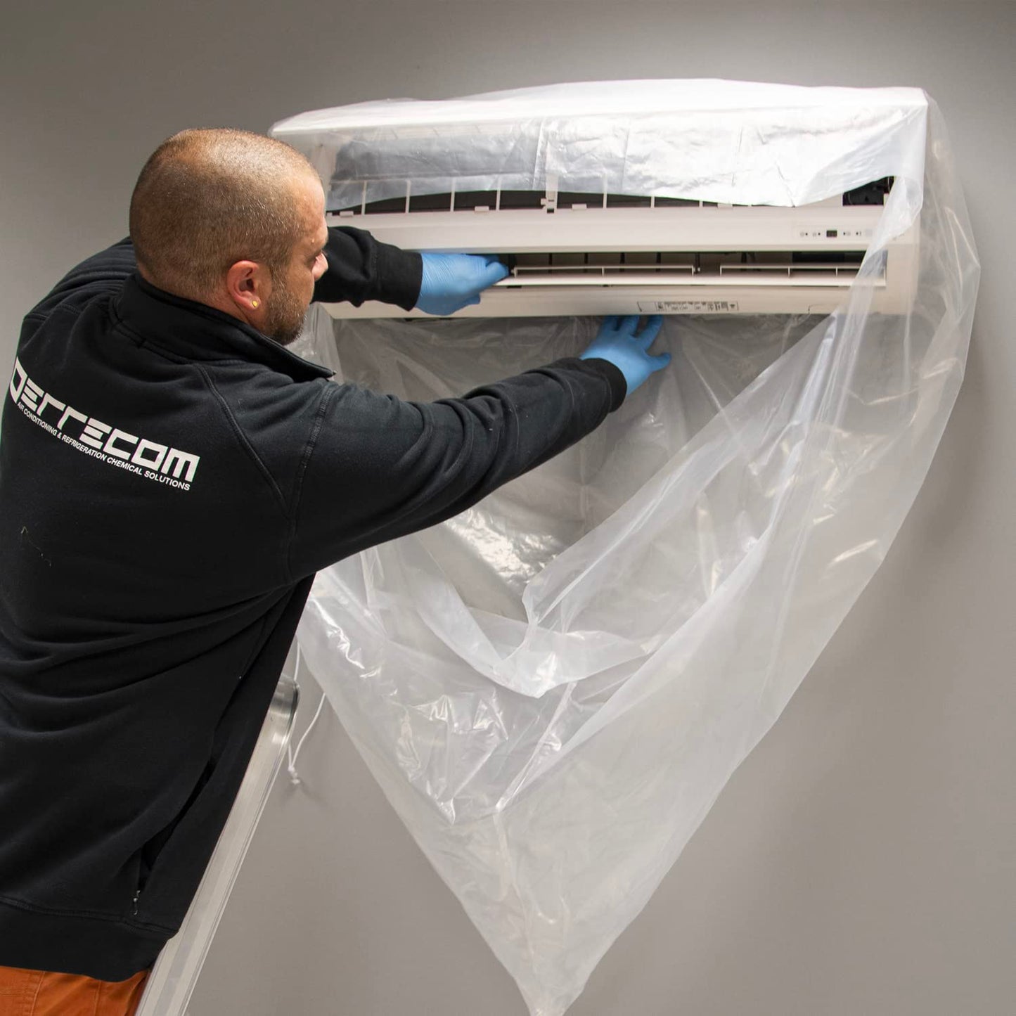 Errecom Kit zur Reinigung der Klimaanlage, enthält 1-L Clima-Net Reiniger für Klimaanlagen, Filter, Rippenwärmetauscher, Außengeräte, 1 Wally Schutzhülle für Reinigung von Splits und Verdampfern. - RKAB96.P1.EC