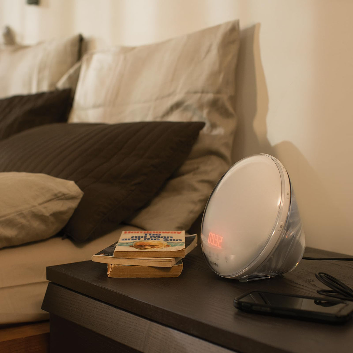 PHILIPS SmartSleep Wake-up Light – bedside lamp and alarm clock with USB, colored sunrise simulation, 20 brightness settings, 7 natural wake-up sounds, midnight light function, model HF3532-01 - HF3532/01
