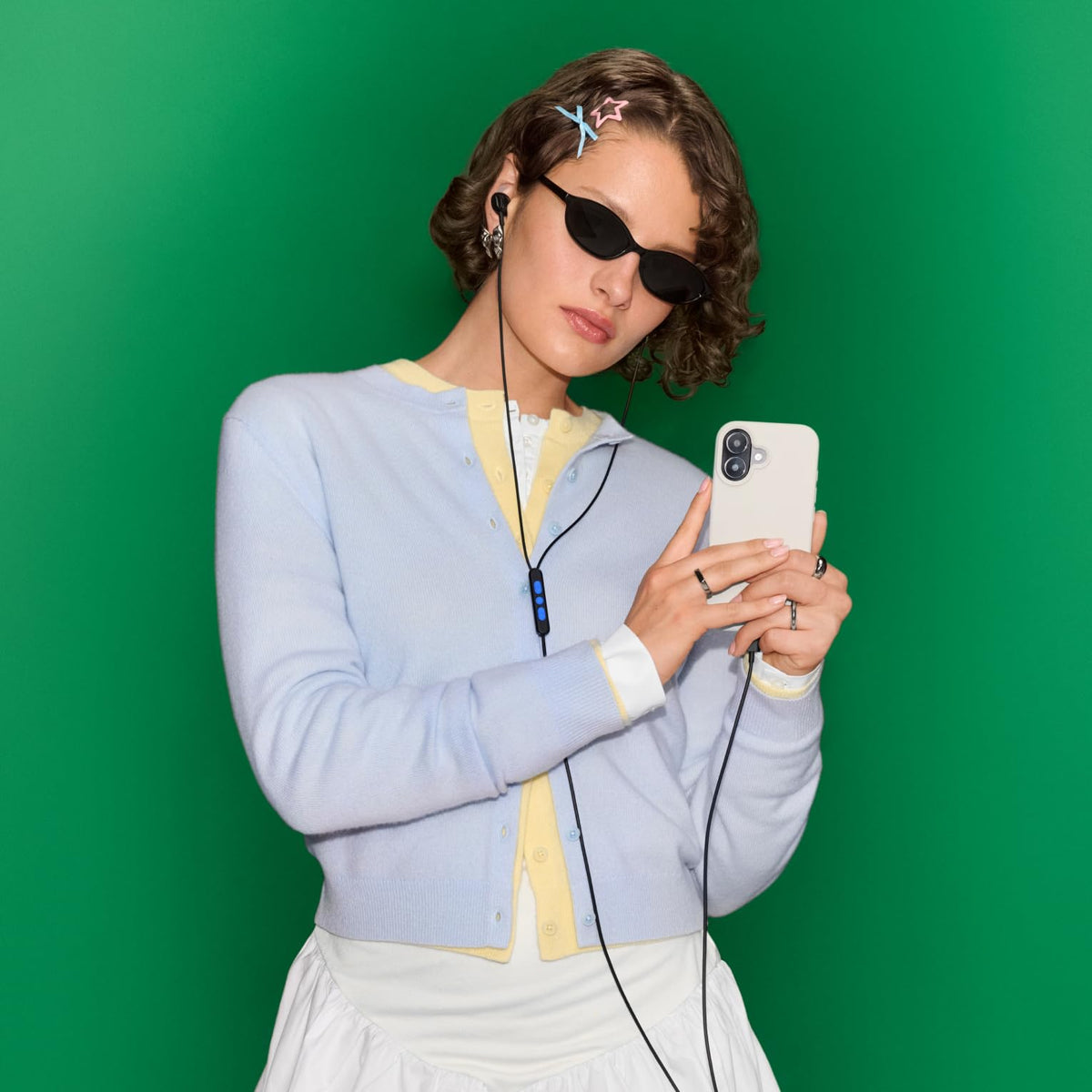 Bose wired Noise-Cancelling Earbuds – In-ear headphones, USB-C connection, with carrying case, remote control, and microphone on the cable, smoke white - 906940-0020