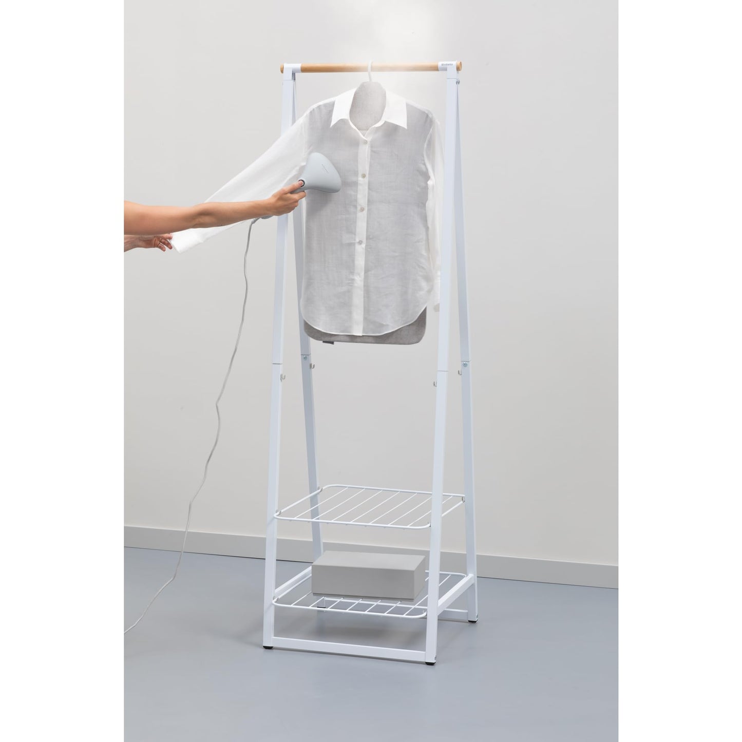 Brabantia - Foldable steam board - for steaming clothes under high pressure - Robust heatproof surface - Versatile hanging hook - Easier steaming with hand steamers - 91.5 cm x 41 cm - Gray - 231742
