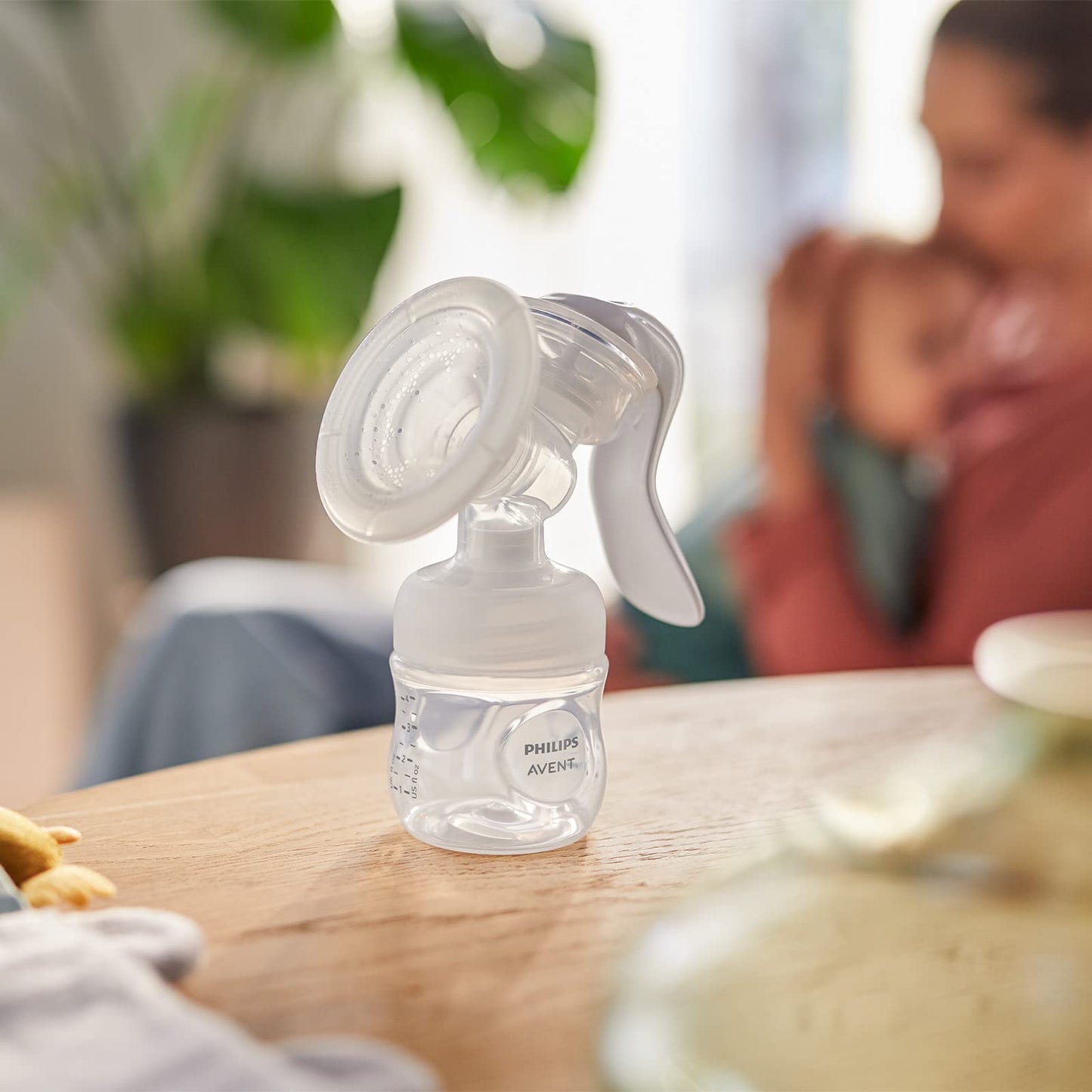 Philips AVENT Manual Breast Pump Gift Set - Single Breast Pump, 260ml and 125ml Baby Bottles, BPA Free, 4 Disposable Nursing Pads, Polypropylene, Transparent (Model SCD430/60)