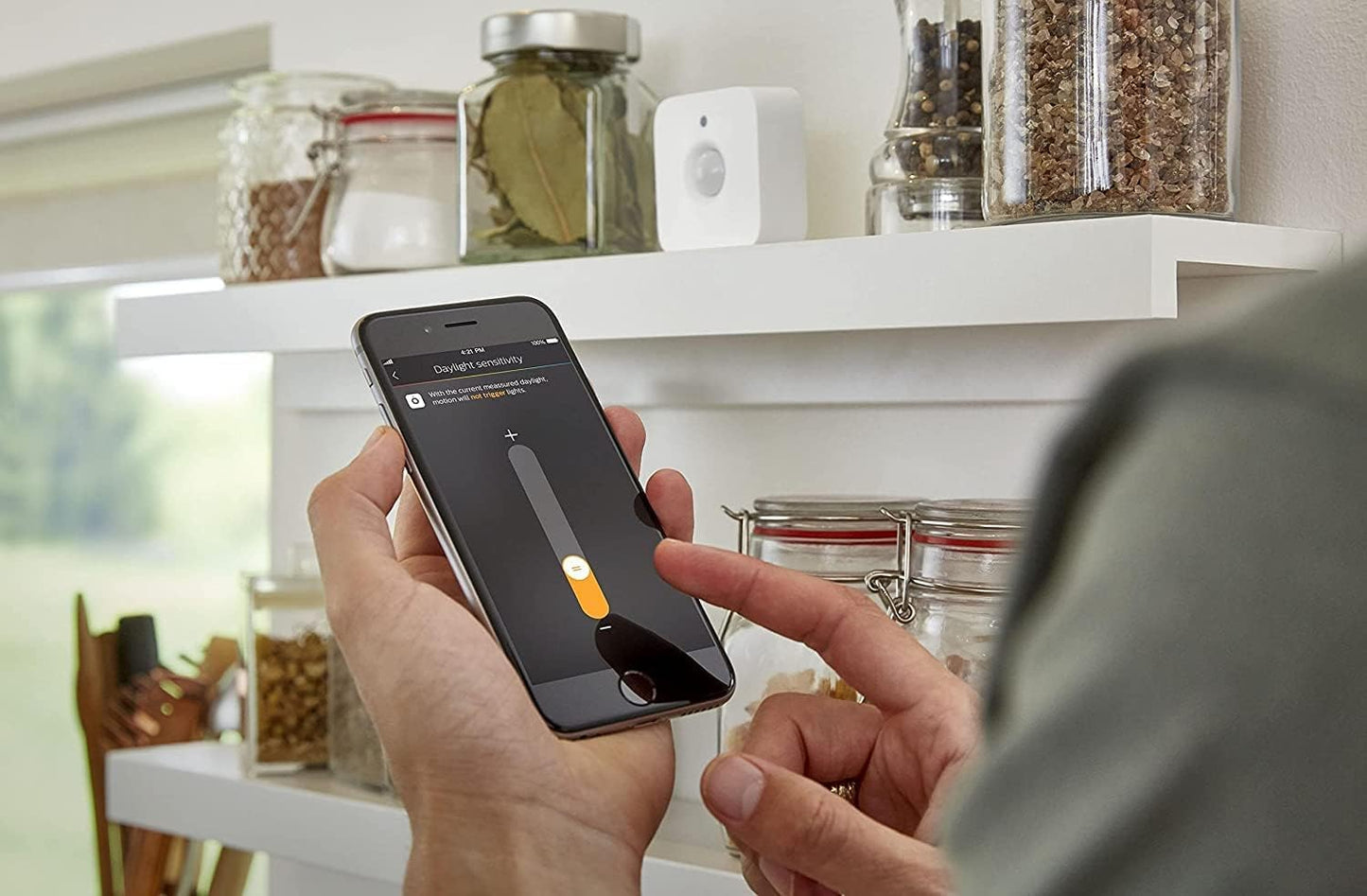 Philips Hue motion detector indoor, daylight sensor for smart lighting, automatic light control when there is movement for a safe home, white - 929003067501