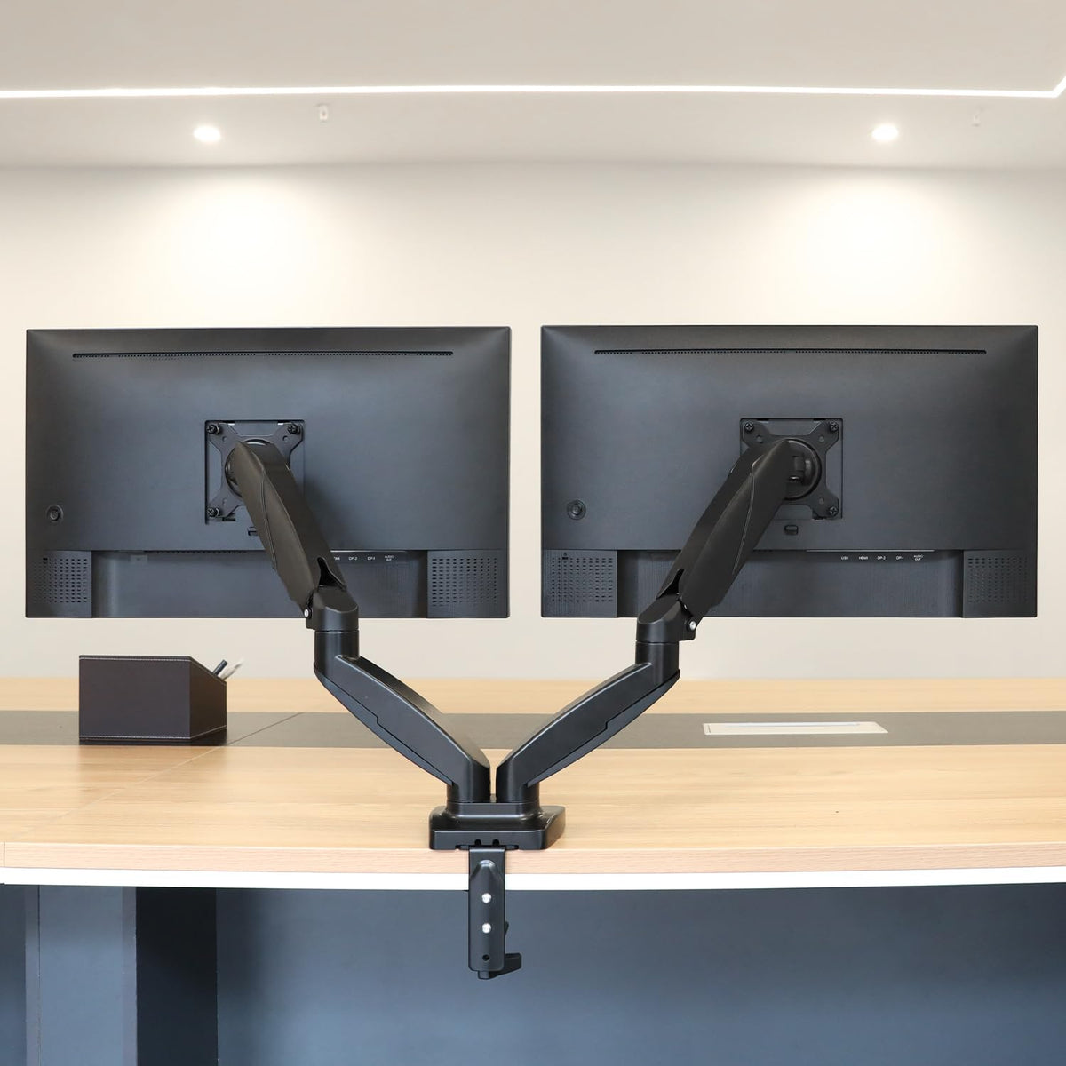 Amazon Basics Braț dublu pentru monitor cu arc pneumatic, montare pe birou, tensiune ajustabilă, pentru monitoare de 15–27 inch (38,1cm–68,6cm), suportă 2,0kg–7,0kg pe braț, VESA 75x75/100x100, negru - DS-MADDBE