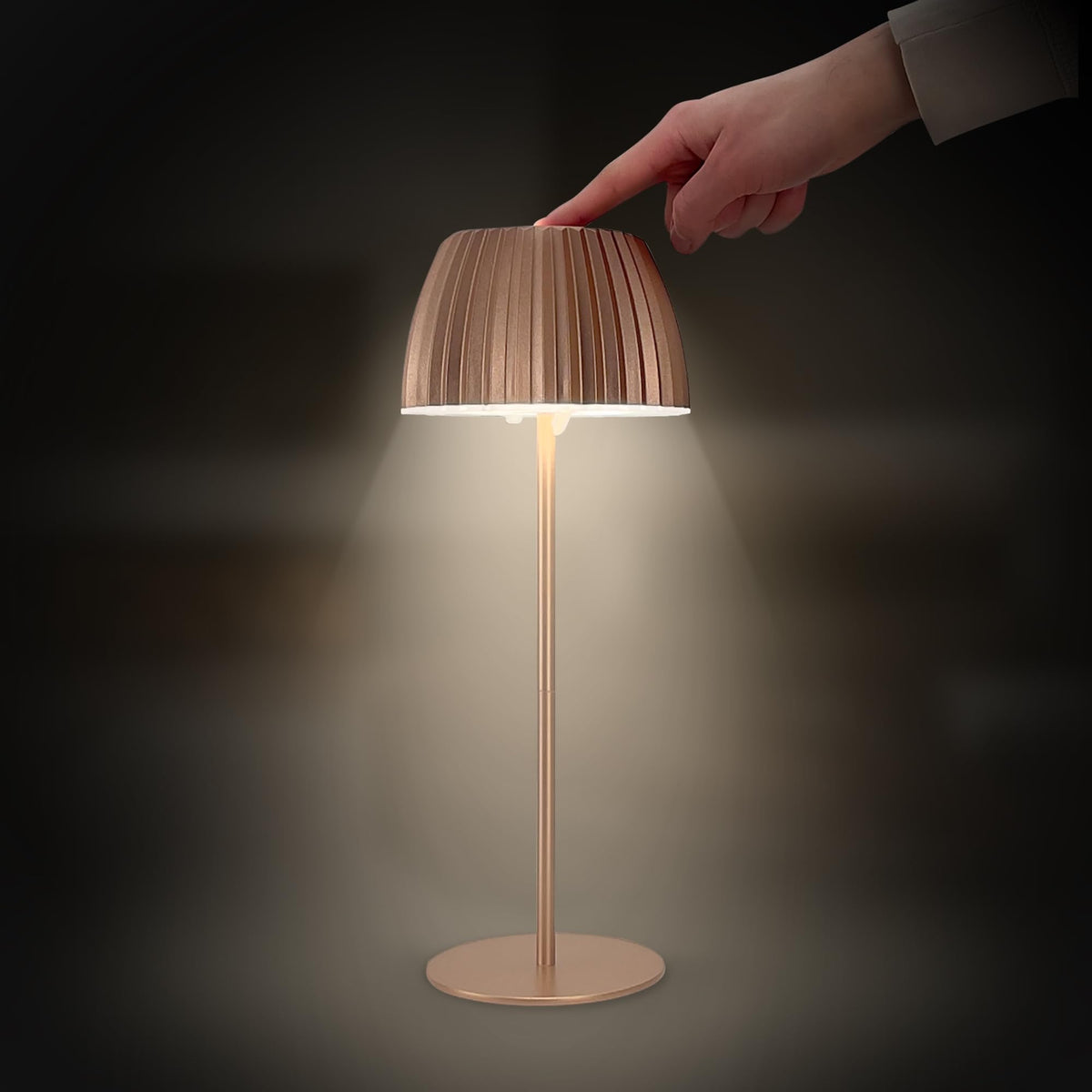 BRILONER - Riffle LED Table Lamp, wireless IP44 with light edge, touch dimmer, replaceable battery, bedside lamp, reading lamp, LED lamp, battery-operated lamp, German Design Award Winner, 14.5x36.5cm, copper color - 7553013