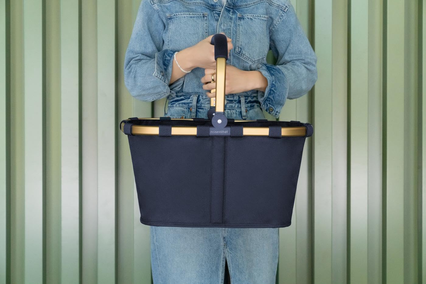 Reisenthel carrybag midnight gold – Stable shopping basket with plenty of storage space and practical inner pocket – Elegant and water-repellent design - BK4126