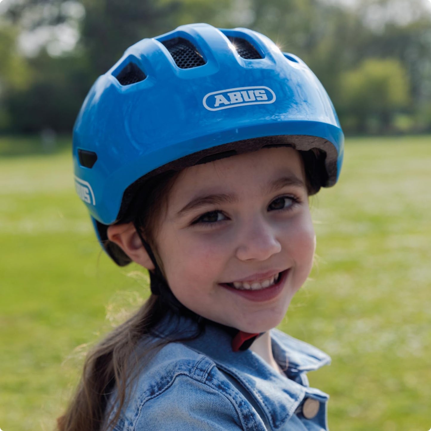 ABUS children's helmet Smiley 3.0 - bicycle helmet with a deep fit, child-friendly designs & space for a braid - for girls and boys - gray with car pattern, size S - 67269