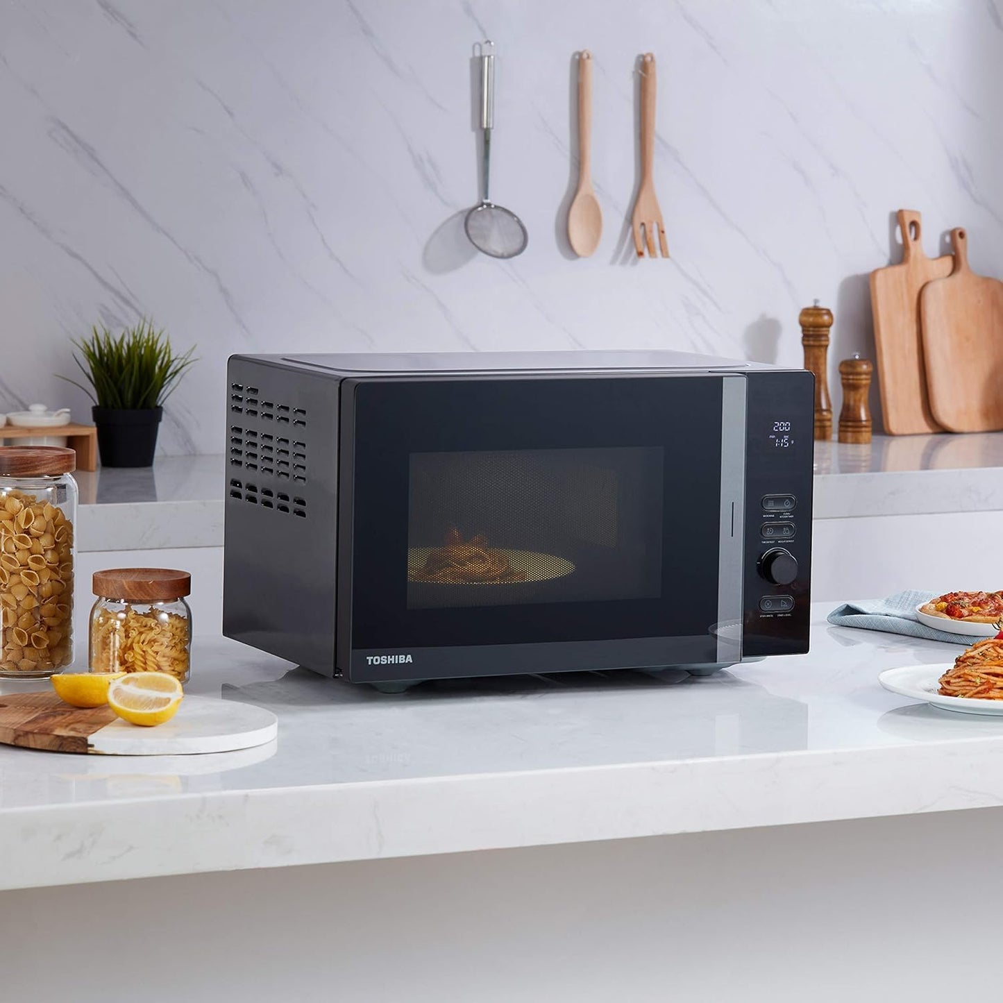 Toshiba MV-AM20T(BK) microwave/solo microwave/20 L/800 W/5 power levels/12 automatic programs/enamel interior/easy to clean/defrost function/glass turntable (24.5 cm)/black