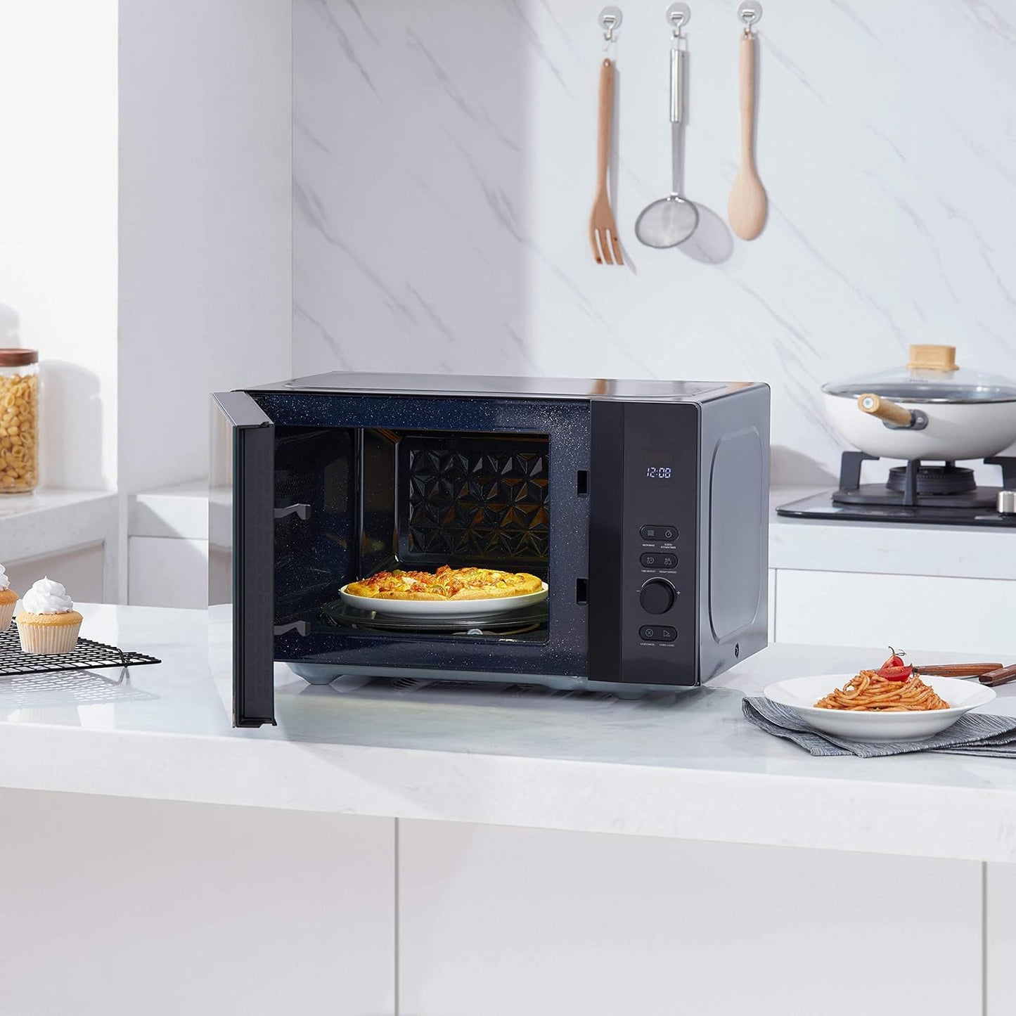 Toshiba MV-AM20T(BK) microwave/solo microwave/20 L/800 W/5 power levels/12 automatic programs/enamel interior/easy to clean/defrost function/glass turntable (24.5 cm)/black