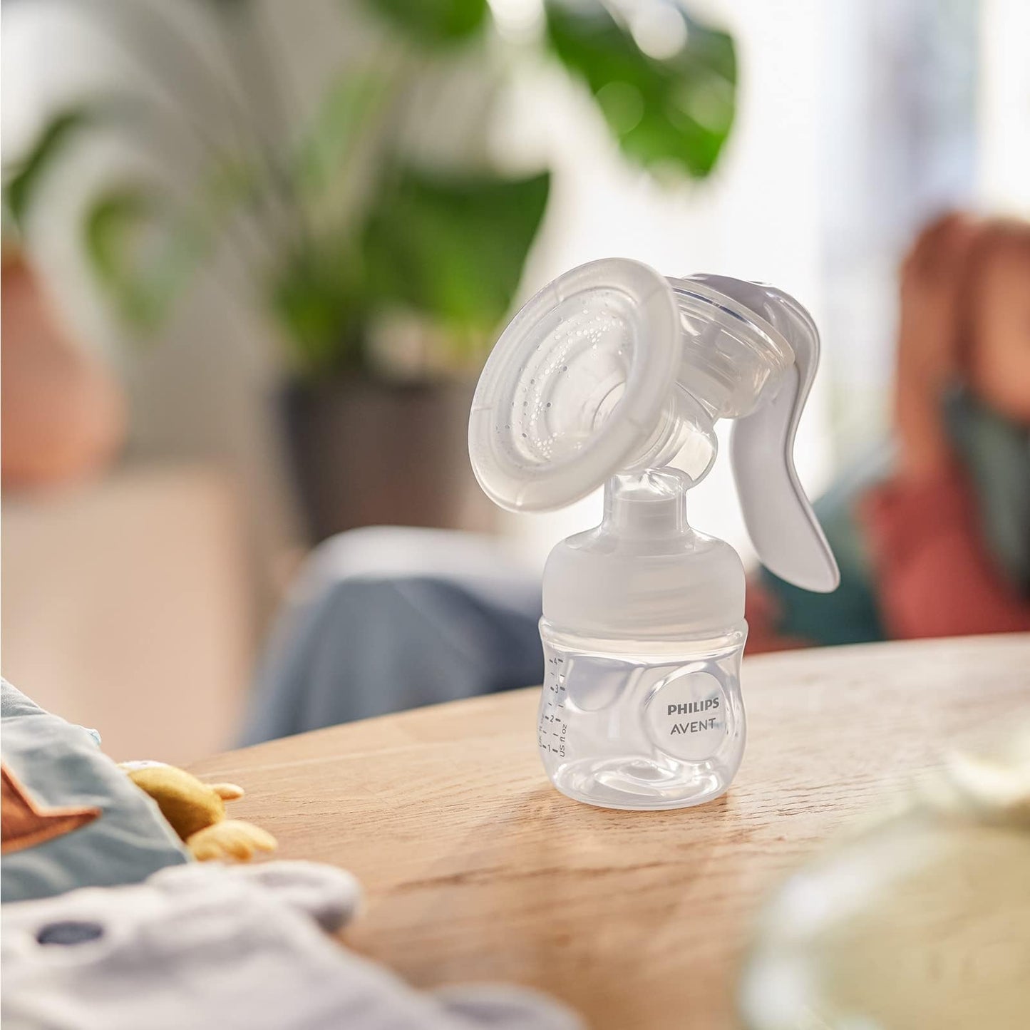 Philips AVENT manual breast pump - easy pumping, with Natural Motion technology, BPA-free (model SCF430/01) Transparent