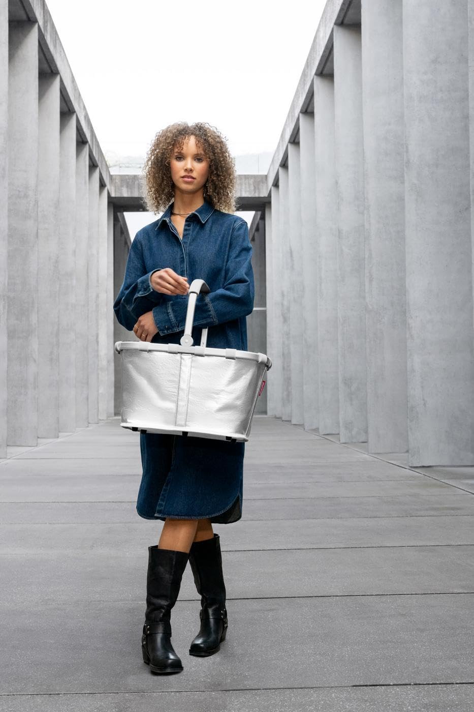 reisenthel carrybag silver crackle – Stable shopping basket with lots of storage space and practical inner pocket – Elegant and water-repellent design - BK7088