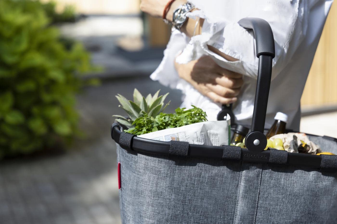 Reisenthel carrybag in Twist Silver – Sturdy shopping basket with lots of storage space and practical inner pocket – Elegant and water-repellent design - BK7052