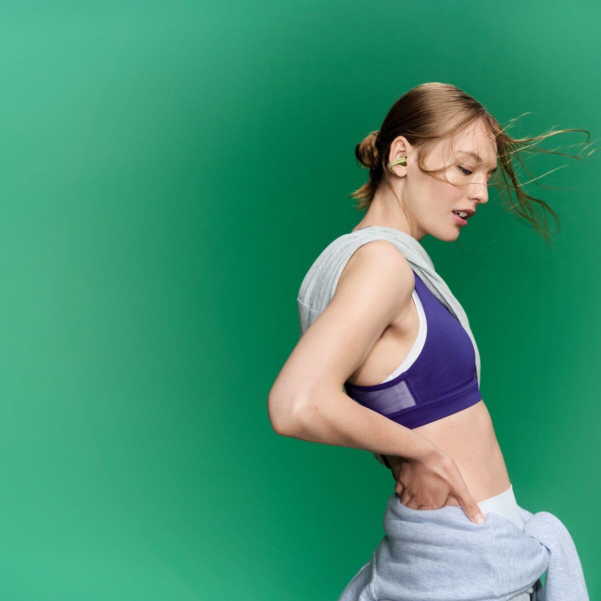 Bose Sport Open Earbuds – căști wireless, cu prindere, încărcare USB-C, până la 22 de ore de redare, rezistente la transpirație, IP54, potrivite pentru antrenamente, microfoane pentru apeluri clare, verde eucalipt. - 901149-0030