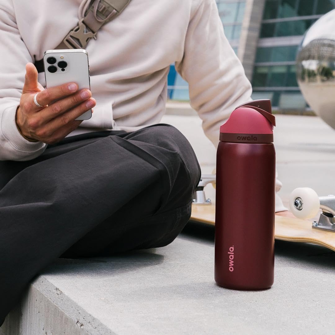 Owala FreeSip Insulated Stainless Steel Drinking Bottle with Straw, 945ml - BPA Free, Ideal for Sports, Fitness, Outdoors and Travel, Black Cherry - C08797