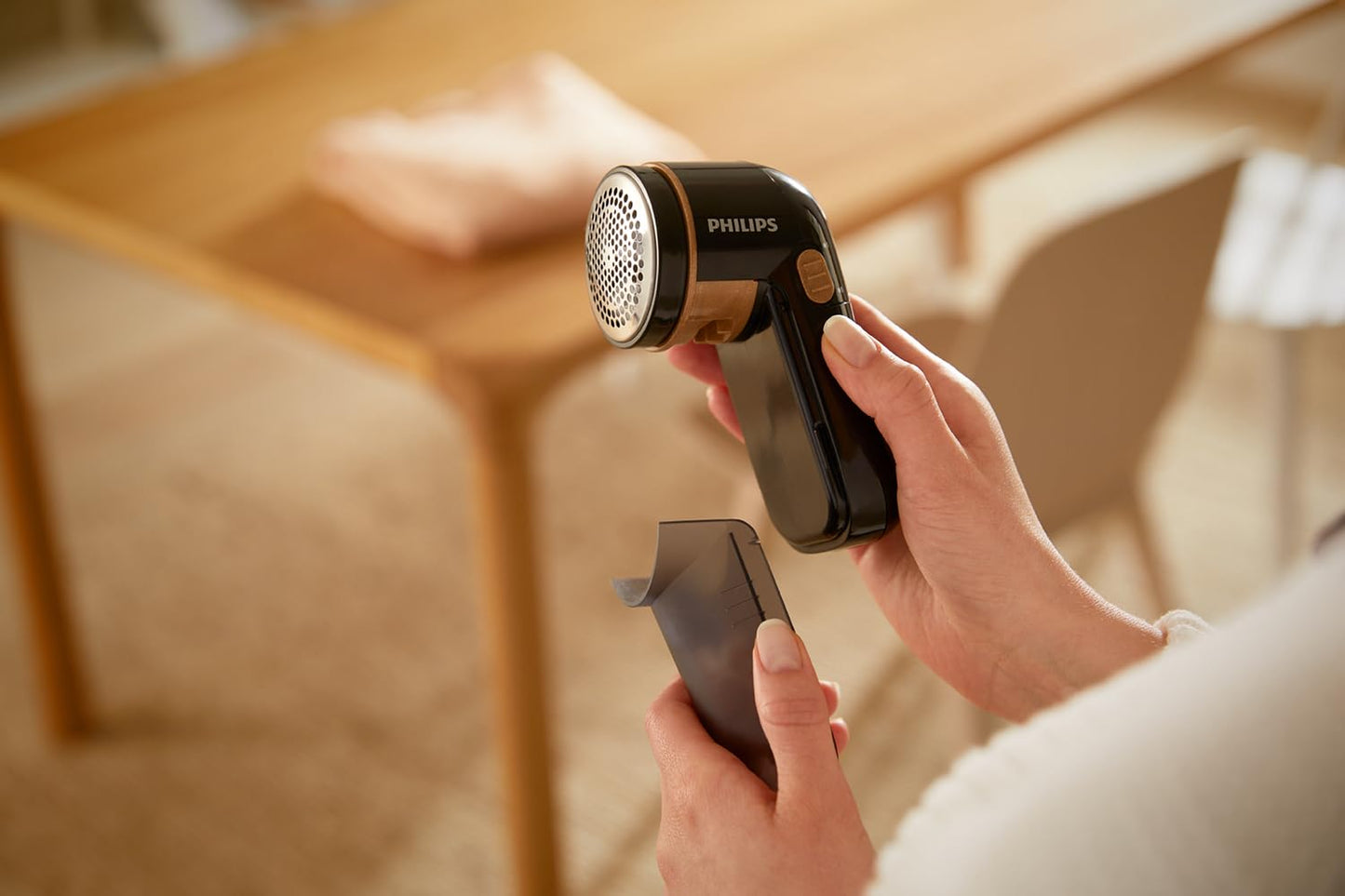 Philips Lint Shaver - 8800 RPM, Large Blade Area, 3 Mesh Sizes, Safe for All Fabrics, Easy to Clean, 2 AA Batteries, Compact Design (GC026/80)