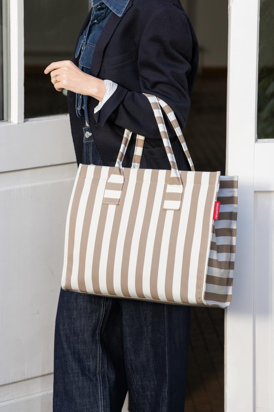 Reisenthel daily shopper summerstripes coffee – Modern, straightforward shopper for every occasion - practical handbag, large enough for your purchases and everyday items - DN6056