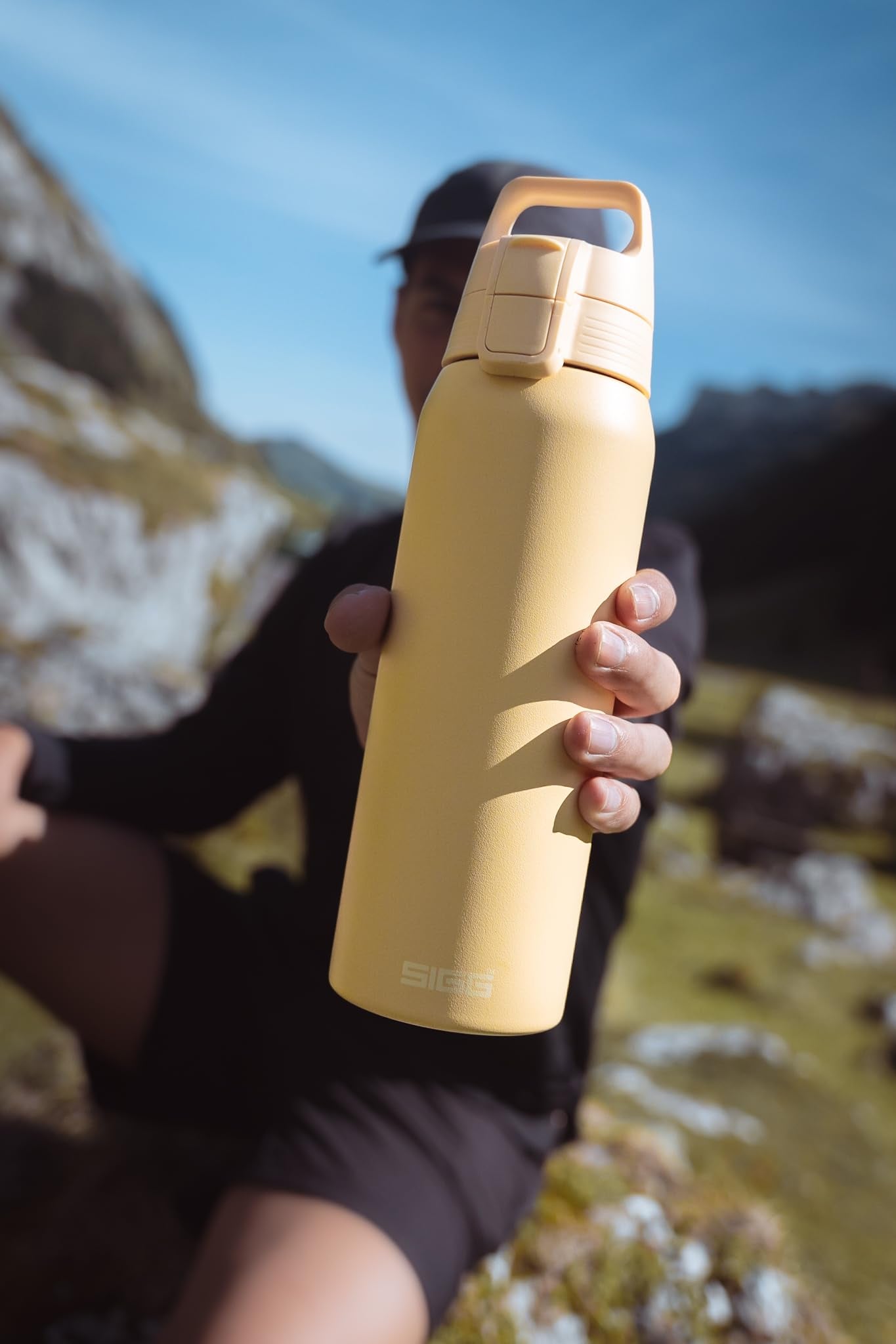 SIGG - Insulated drinking bottle - Thermos bottle Shield Therm One Opti Yellow carbonated drinks - Leak-proof - Dishwasher safe - BPA-free - 90% recycled stainless steel - Light yellow - 0.75L - 6021.10