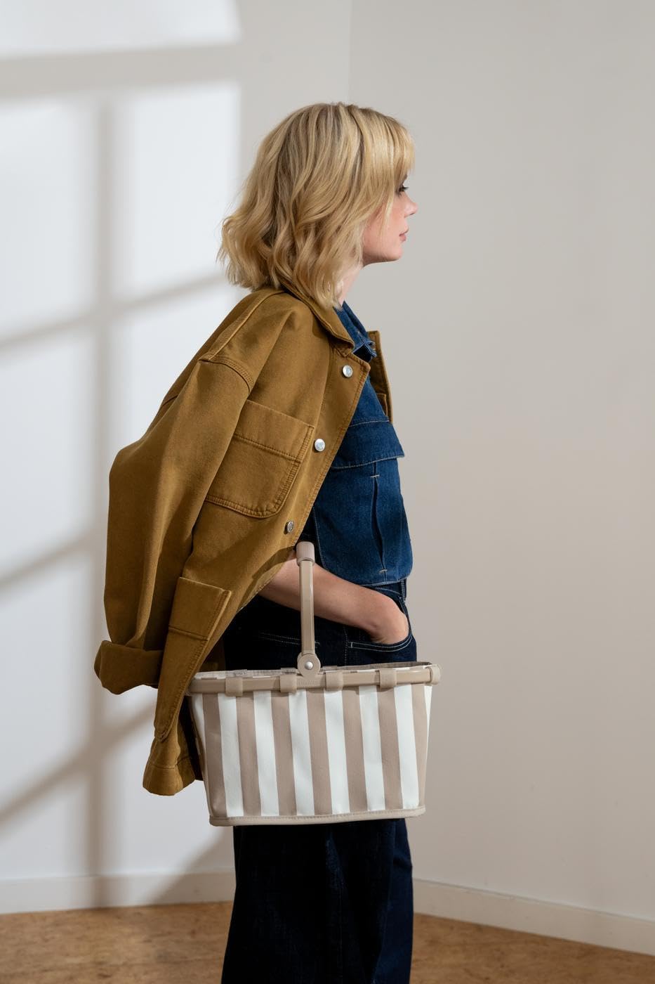 Reisenthel carrybag XS summerstripes coffee – Sturdy shopping basket with practical inner pocket – Elegant and water-repellent design - BN6056