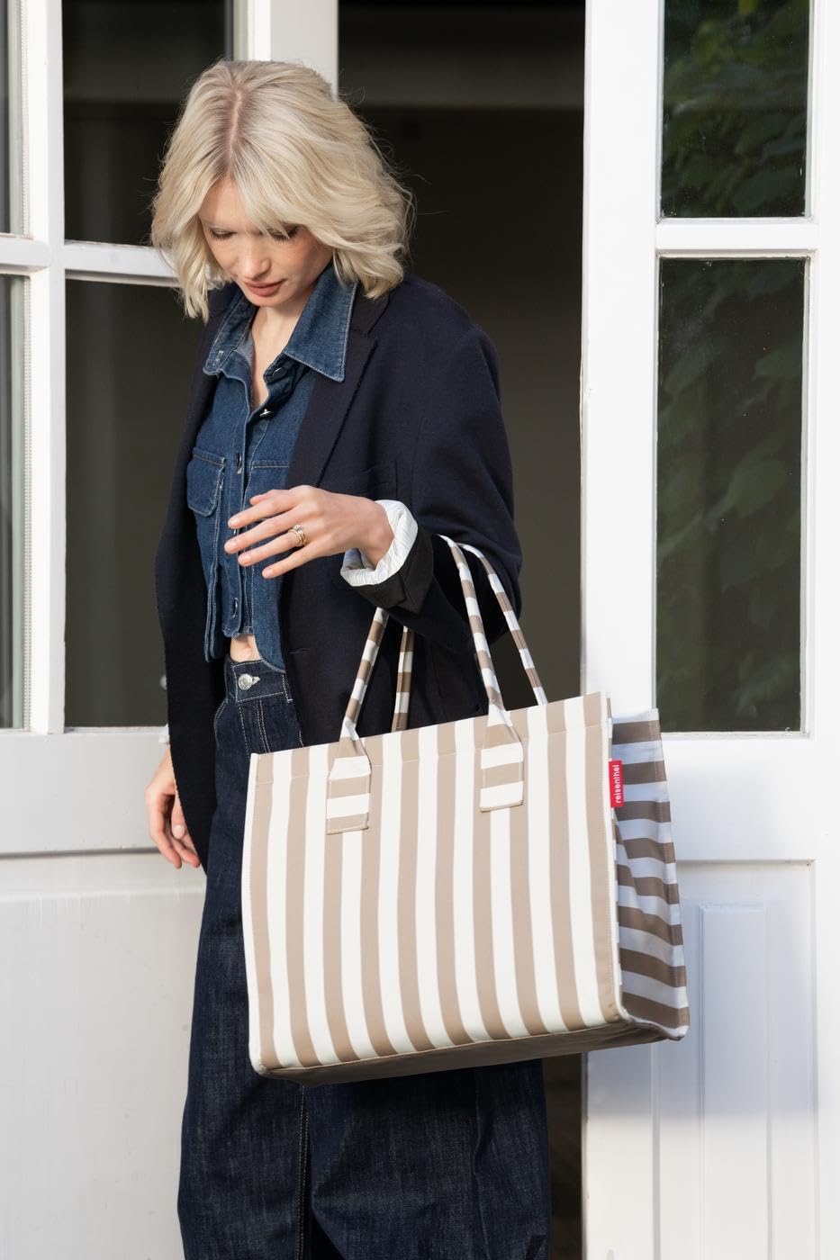 Reisenthel daily shopper summerstripes coffee – Modern, straightforward shopper for every occasion - practical handbag, large enough for your purchases and everyday items - DN6056