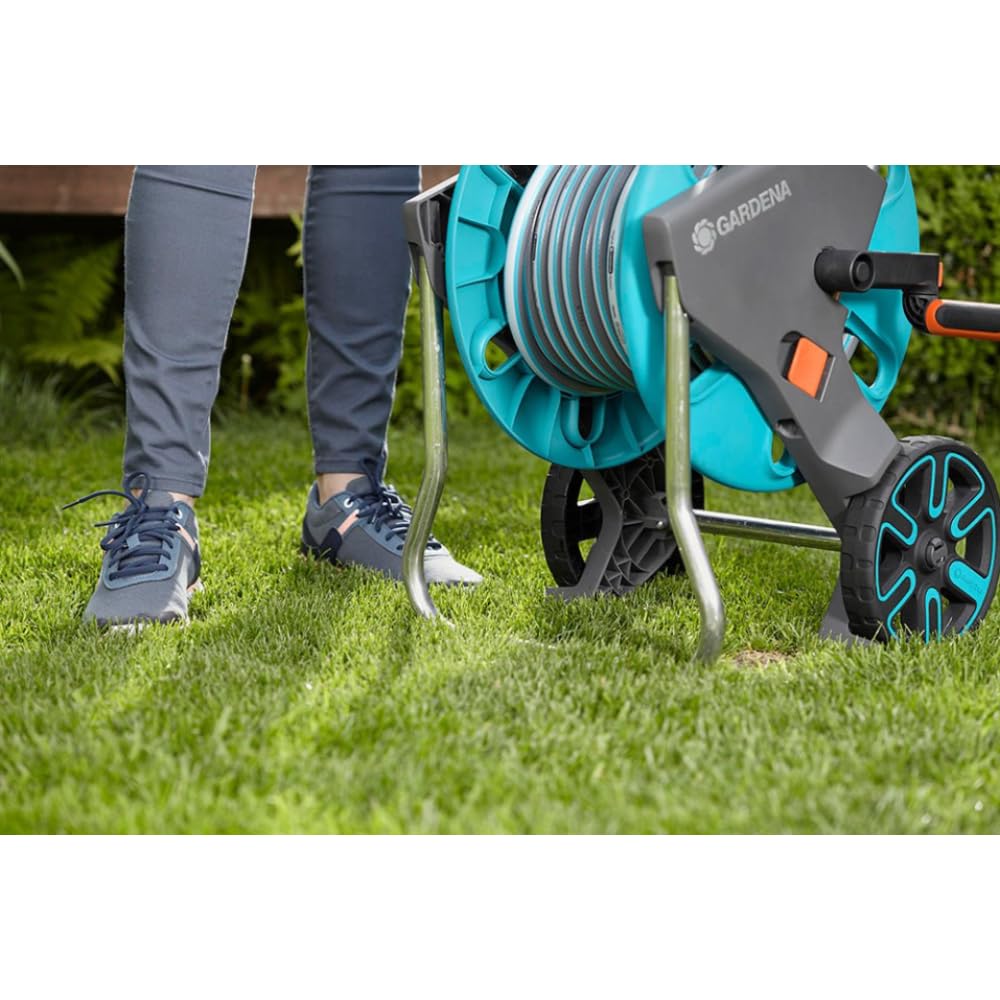 Gardena CleverRoll M: Hose trolley with up to 60 m capacity, particularly stable, with clip for syringe storage, drip stop, freely selectable crank side (18511-20)