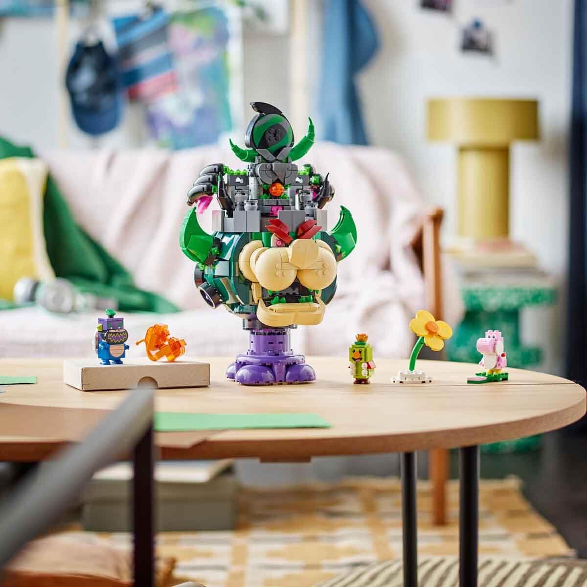 LEGO Super Mario Prince Florian & Castle Bowser - Interactive toy with 4 figures - Pink Yoshi & stand for playing and displaying - Gamer gift for boys and girls aged 9 and up - 72042