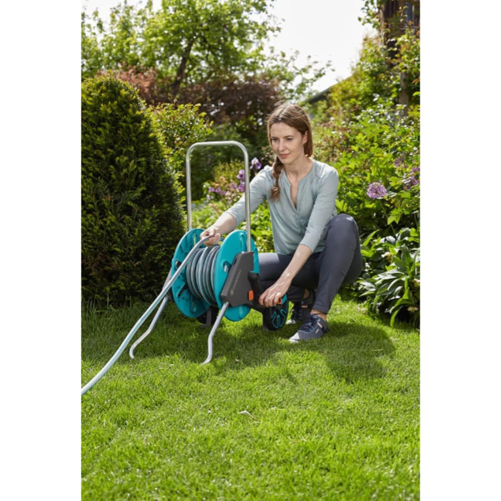 Gardena CleverRoll M: Hose trolley with up to 60 m capacity, particularly stable, with clip for syringe storage, drip stop, freely selectable crank side (18511-20)