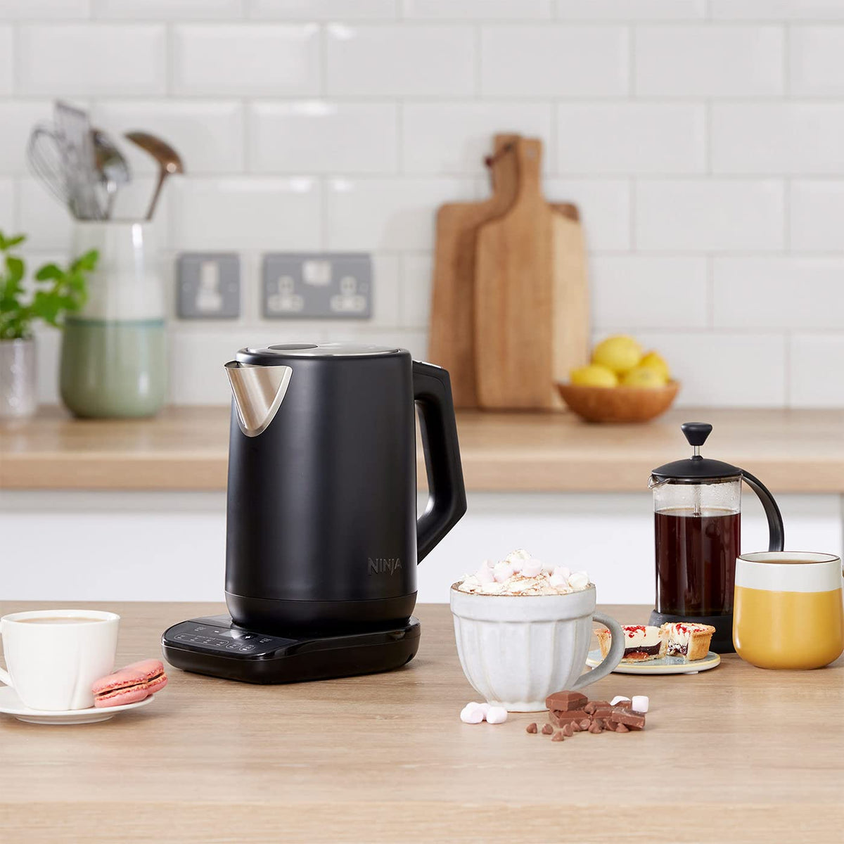 Ninja Perfect Temperature Kettle, 1.7L, LED display, kettle with quick boil function and various temperature settings, matte black KT200EU, black