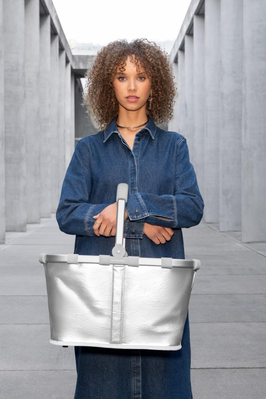 reisenthel carrybag silver crackle – Stable shopping basket with lots of storage space and practical inner pocket – Elegant and water-repellent design - BK7088
