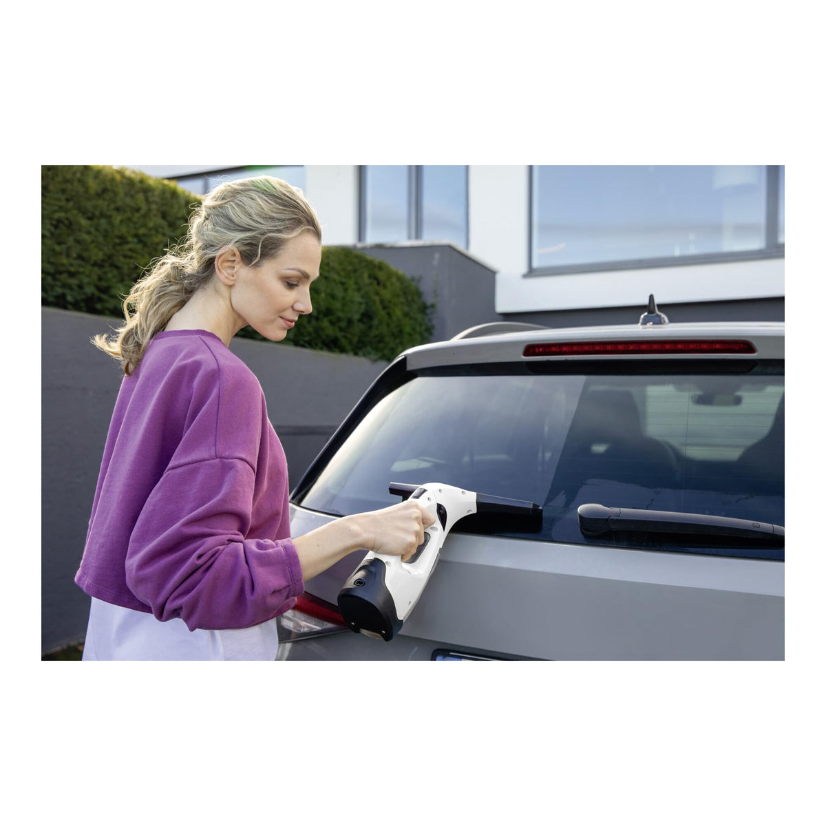 KÄRCHER Window Vacuum Cleaner WV 2 Plus N, battery life: 35 min, LED battery status indicator, 2 suction nozzles, spray bottle with microfiber cover, 20 ml window cleaner concentrate. - 1.633-642.0