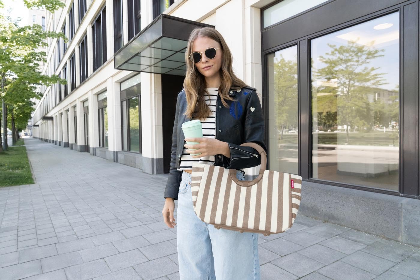 reisenthel loopshopper M summerstripes coffee – sturdy bag with practical compartments made from recycled PET bottles – elegance when shopping, lots of functionality included! - OS6056