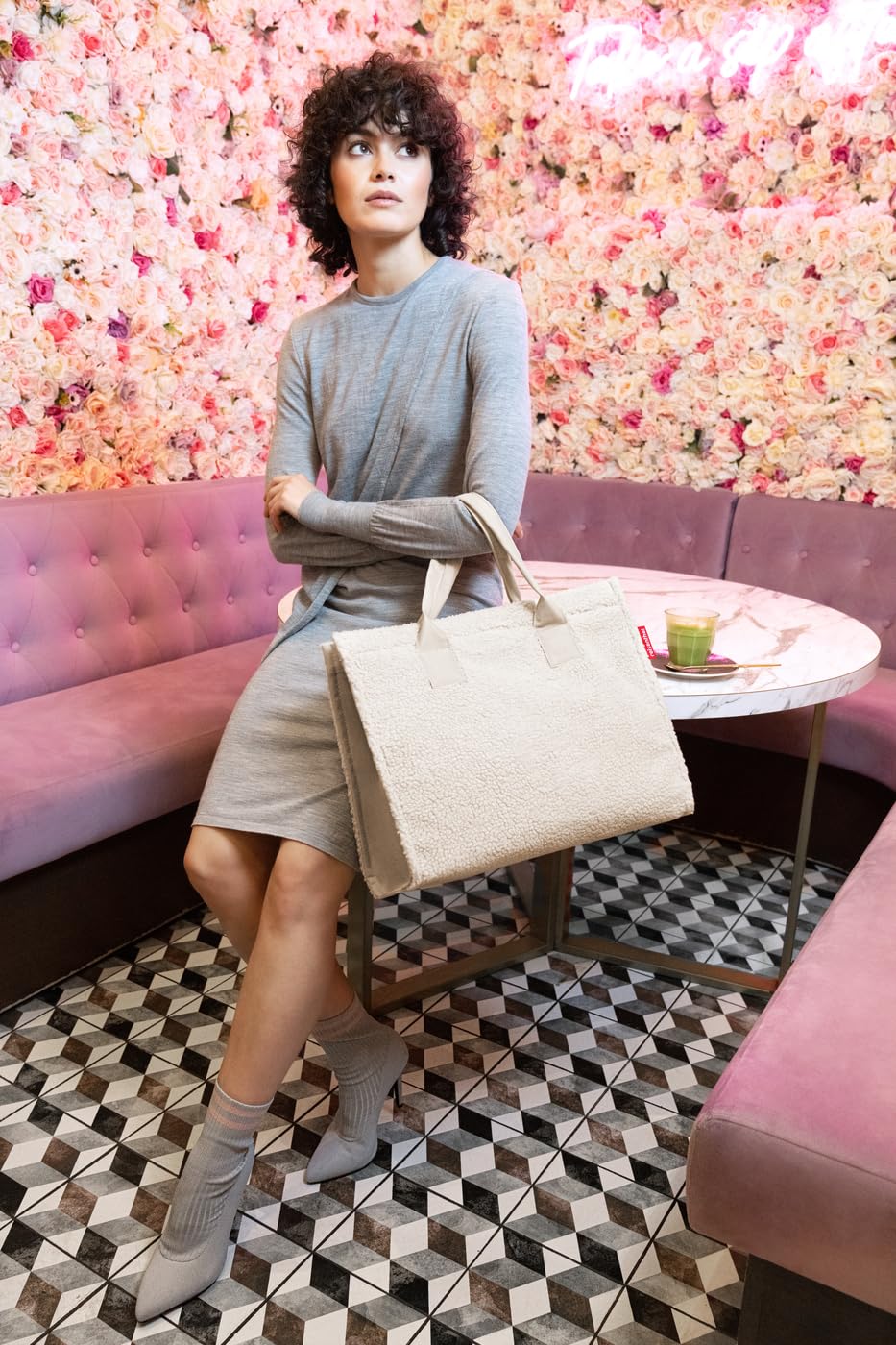 reisenthel daily shopper teddy sand – modern, straightforward shopper for every occasion - practical handbag, large enough for your purchases and everyday items - DN1042