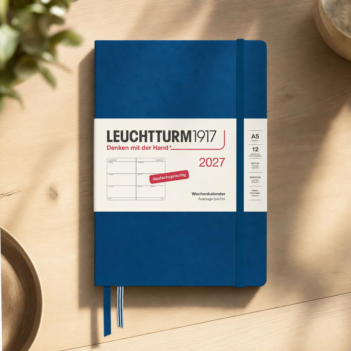 LEUCHTTURM1917 Calendar săptămânal 2027 Mediu (A5) - Germană, Indigo, Hardcover, 145 x 210 mm, 12 luni - ianuarie-decembrie 2027, 1 săptămână pe pagină dublă, hârtie de 80 g/m² cu compatibilitate ridicată cu cerneală - 400107