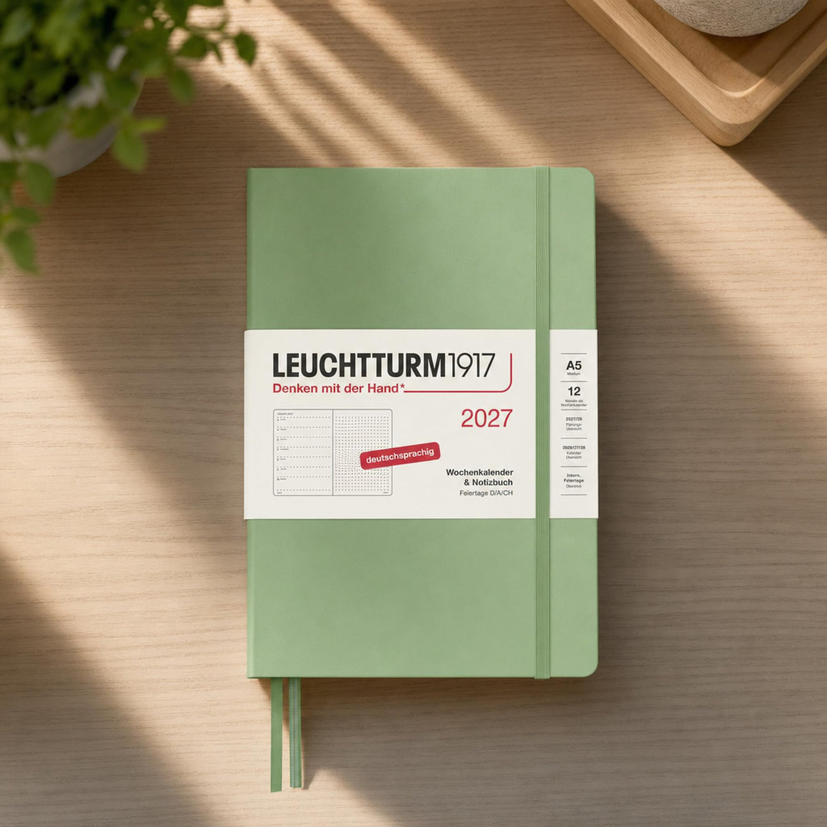 LEUCHTTURM1917 Calendar săptămânal 2027 punctat mediu (A5) cu caiet - Planificator de întâlniri germană, salvie, ianuarie-decembrie 2027, prezentare generală săptămânală în stânga + pagină cu note în dreapta - 400094