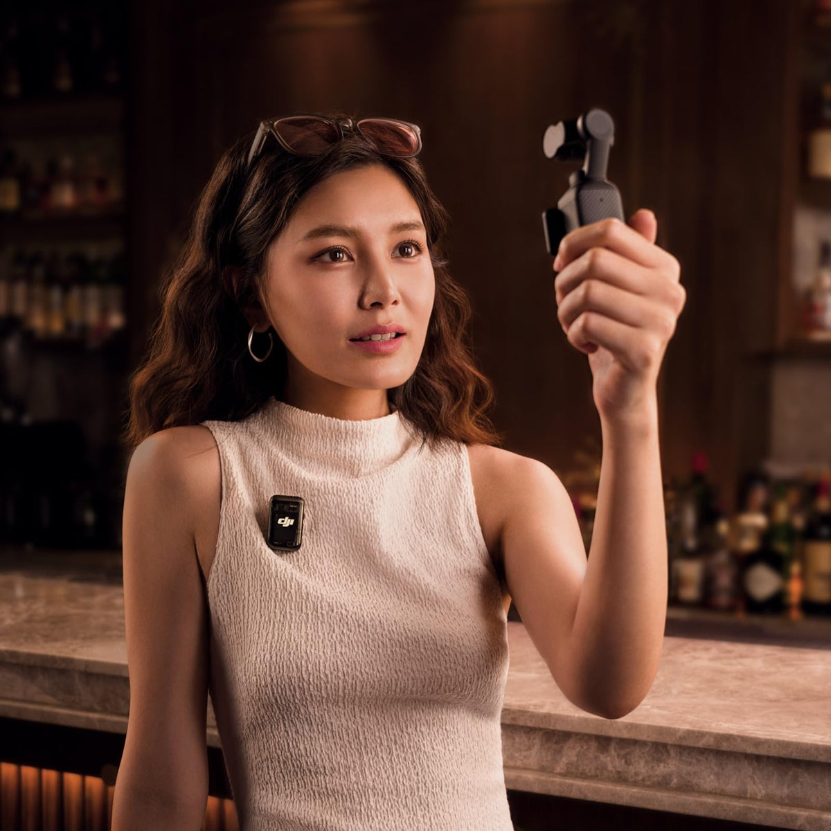 DJI Bundle de Osmo Pocket 3, cameră de vlogging cu senzor CMOS de 1 inch și video 4K/120 fps, stabilizare pe 3 axe, focalizare rapidă, urmărirea feței/obiectului.
