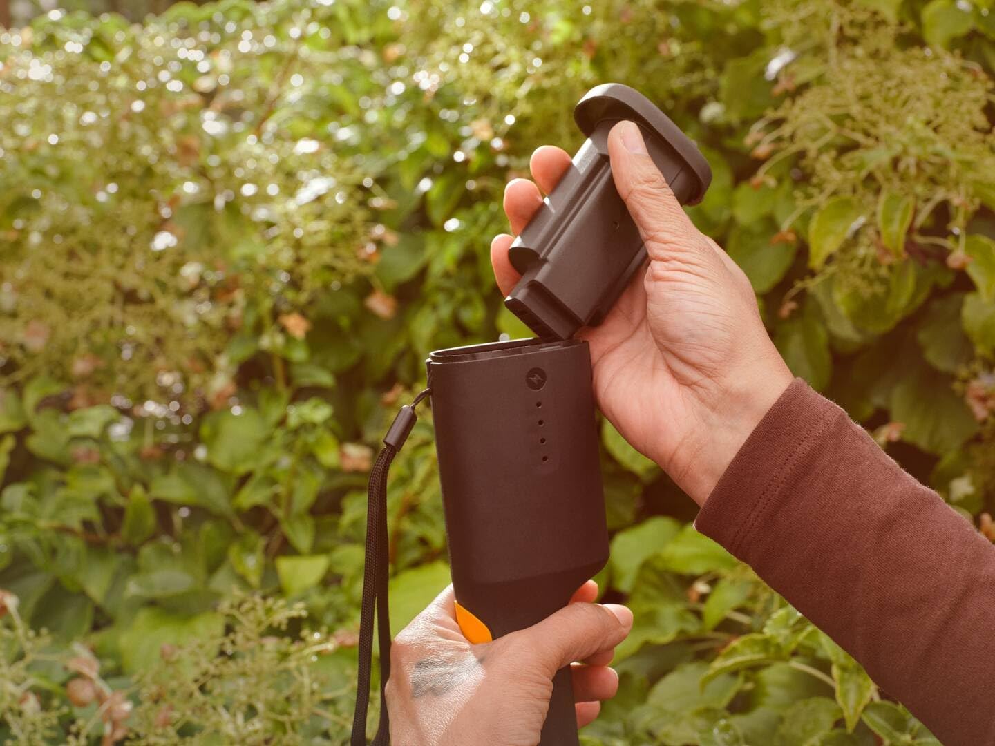 Fiskars cordless secateurs M Bypass, integrated 8V lithium-ion battery, 2 cutting modes, up to 3,500 cuts per charge, for branches up to Ø 25 mm, USB-C charging cable, black/orange, 1082297