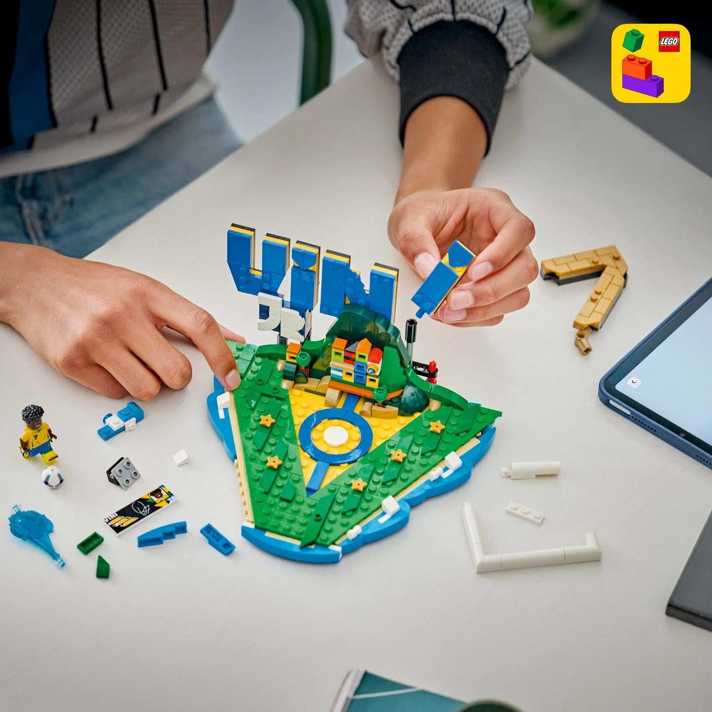 LEGO Editions Vini Jr. - Football highlights toy - 3D model building with minifigure to collect - children's room decoration - gift for boys, girls aged 10 and over and adult sports fans - 43027