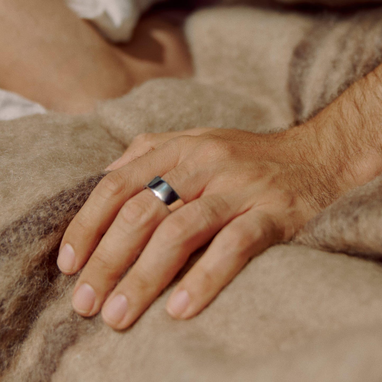 Oura Ring 4 - Silver - Size 8 - Smart Ring | First measure with Oura Ring 4 Sizing Kit | Sleep Tracking Wearable - Heart Rate - Fitness Tracker - Up to 8 days battery life - JZ90-54217-08