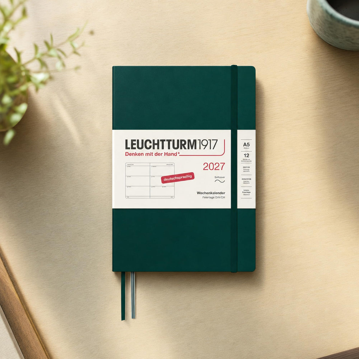 LEUCHTTURM1917 Calendar săptămânal 2027 mediu (A5) - germană, verde pădure, copertă moale, 12 luni - ianuarie-decembrie 2027, 1 săptămână pe pagină dublă, hârtie de 80 g/m² cu compatibilitate ridicată cu cerneală - 400131