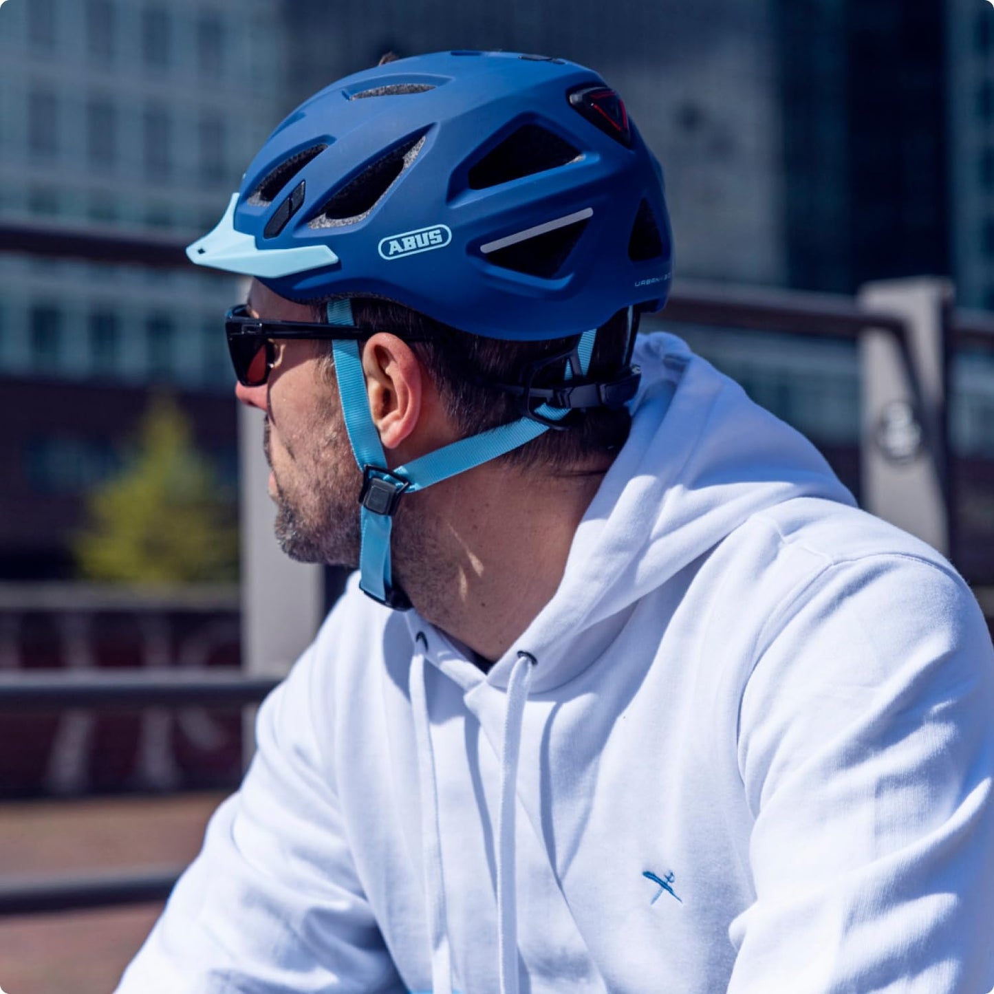 ABUS city helmet Urban-I 3.0 - bicycle helmet with rear light, peak and magnetic fastener - for women and men - light blue, size M - 86895
