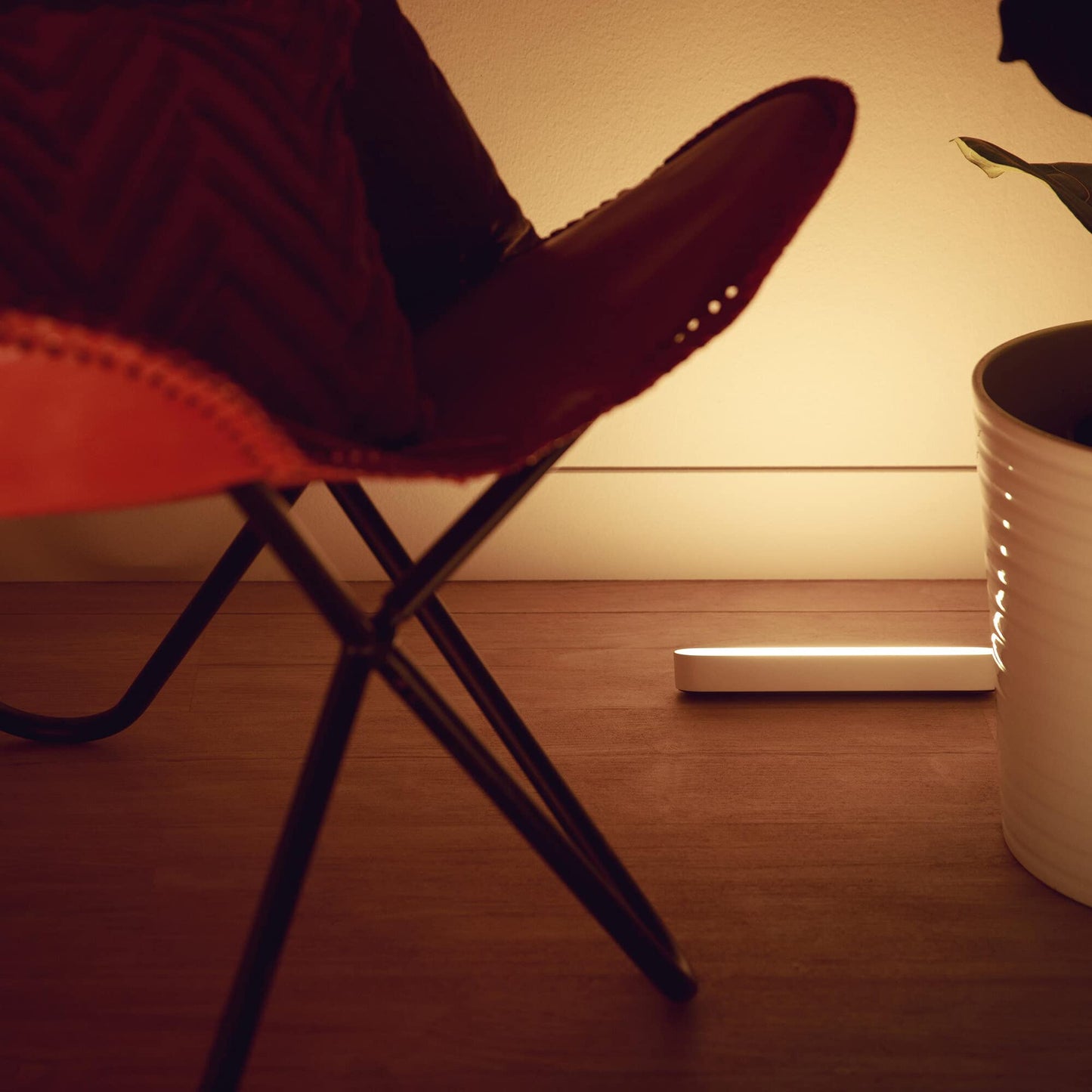 Philips Hue White & Color Ambiance Play Lightbar basic set (500 lm), dimmable LED lightbar for the Hue lighting system with 16 million colors, smart light control via voice or app, white, pack of 1 - 7820131P7