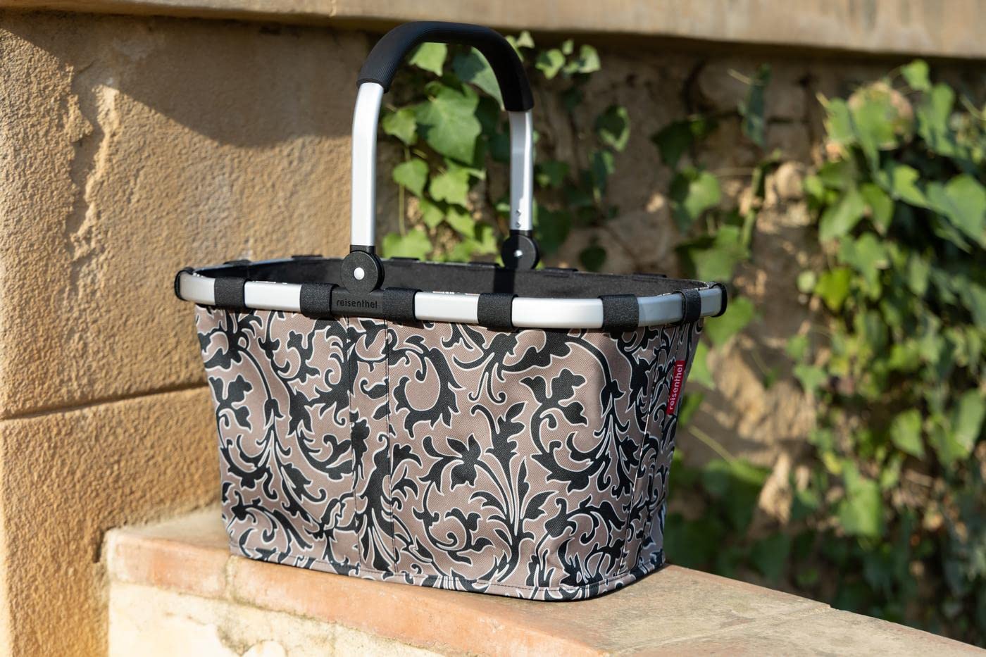 reisenthel carrybag baroque marble Sturdy shopping basket with plenty of storage space and practical inner pocket. Elegant and water-repellent design - BK7061