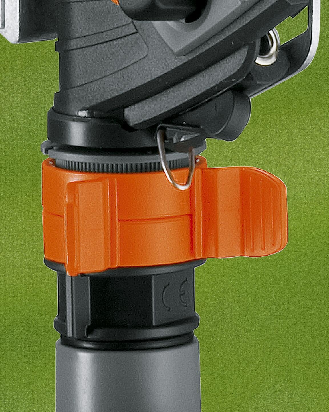 Gardena Premium pulse, circle and sector sprinkler (on metal spike): Premium sprinkler for watering larger areas up to 490 m², infinitely variable range adjustment up to 12.5 m (8136-20) - 08136-20